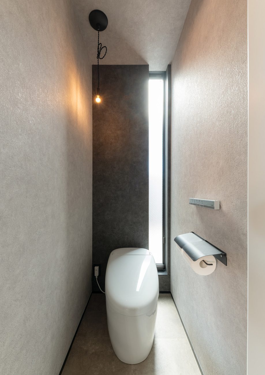 縦長のスリット窓があるシャープなトイレ・デザイン住宅 注文住宅・デザイン住宅建築実例_『CASE770 籠(こ)もれる家』_トイレ