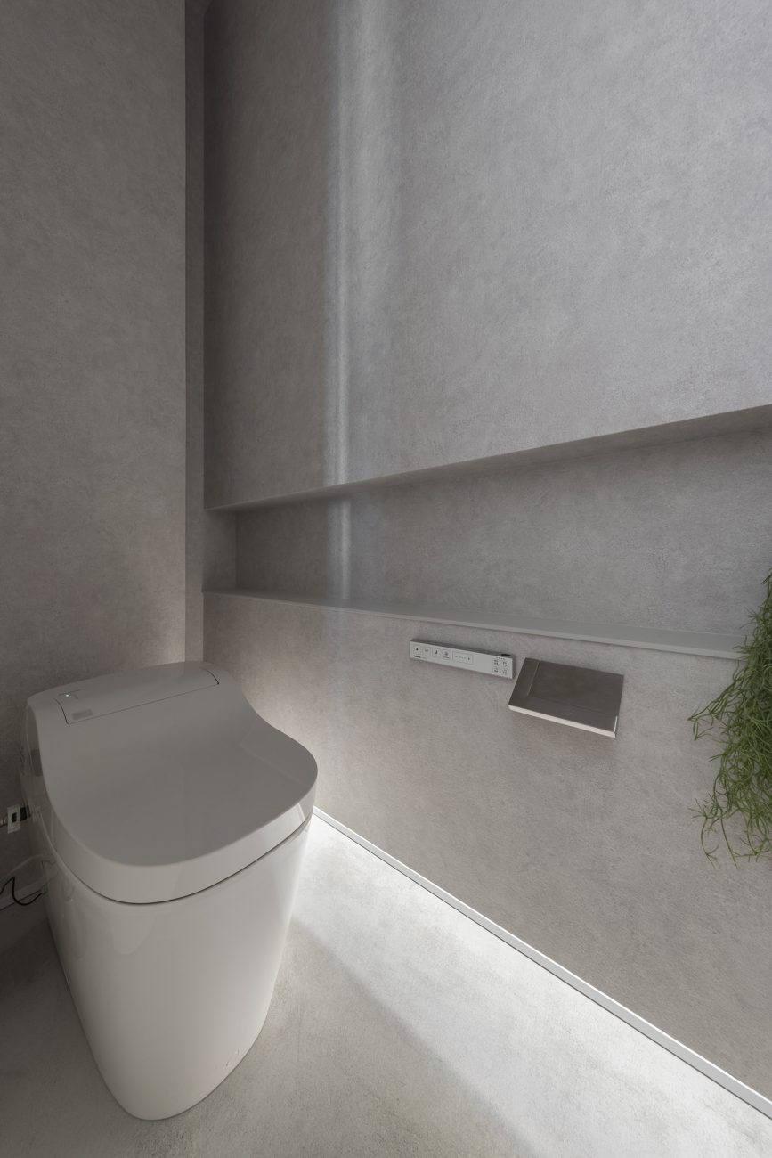 足元に間接照明を取りつけたシンプルでおしゃれなトイレ・店舗併用住宅 注文住宅・デザイン住宅建築実例_『CASE773 hairsalon Laetitia loco』_トイレ
