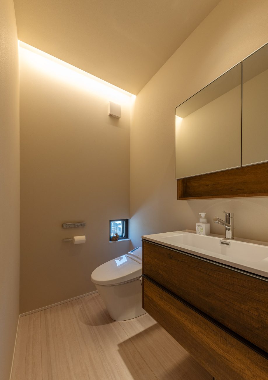 洗面台とトイレが一体の空間となったおしゃれな水回り・デザイン住宅 注文住宅・デザイン住宅建築実例_『CASE774 和/紙の温もり』_トイレ