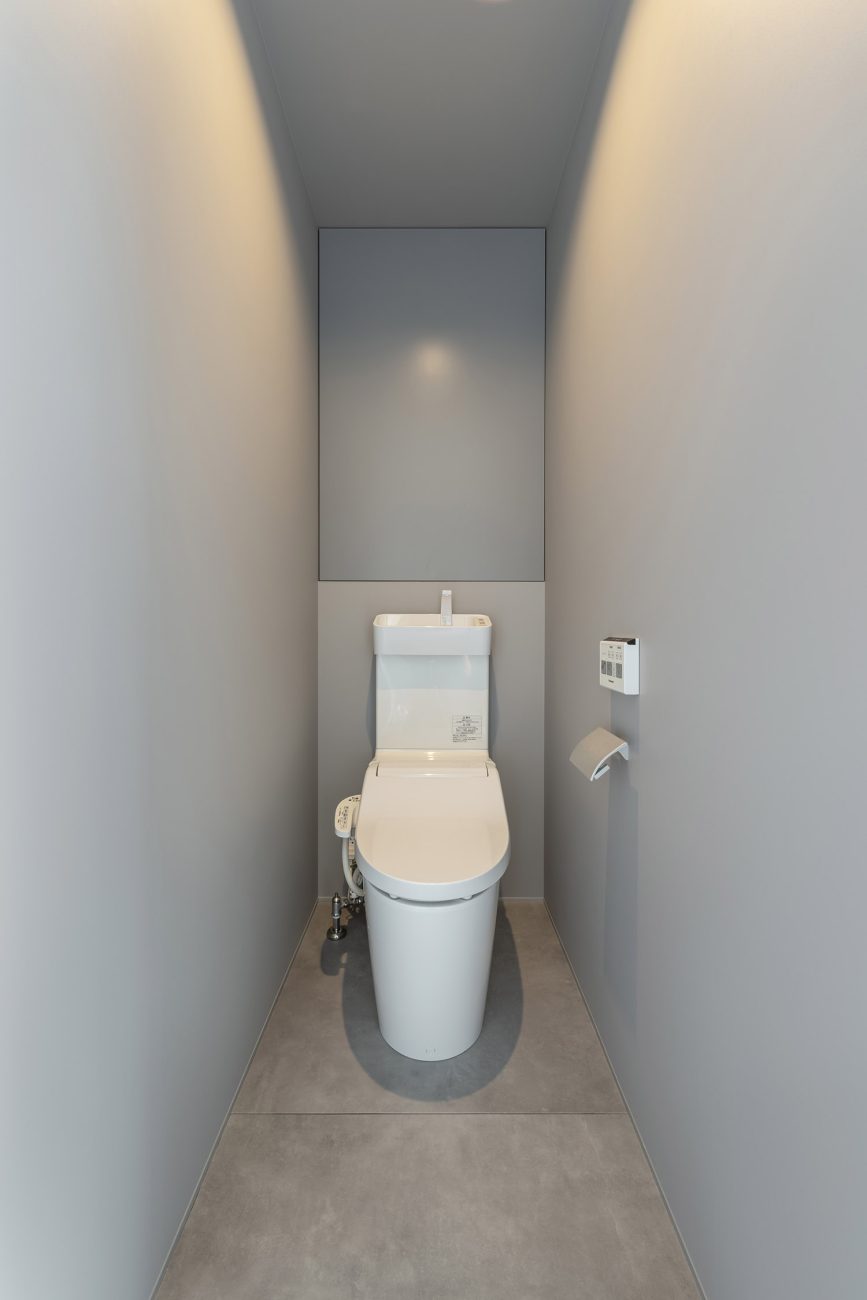 デザイン住宅建築実例_外観・注文住宅『CASE785 凪の邸』の建築実例・施⼯例の写真_トイレ