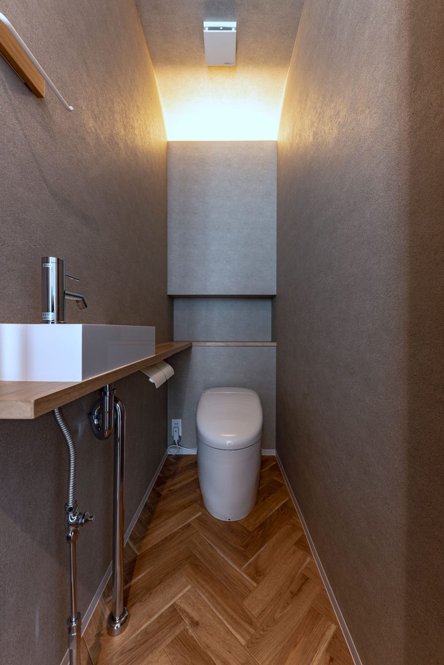 デザイン住宅建築実例_外観・注文住宅『CASE786 蒼天に抜ける家』の建築実例・施⼯例の写真_トイレ