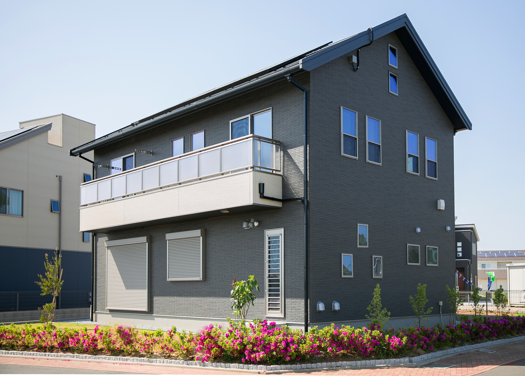 注文住宅の駐車場はどれくらいの広さが必要?新築で後悔しないスペース設計のコツ