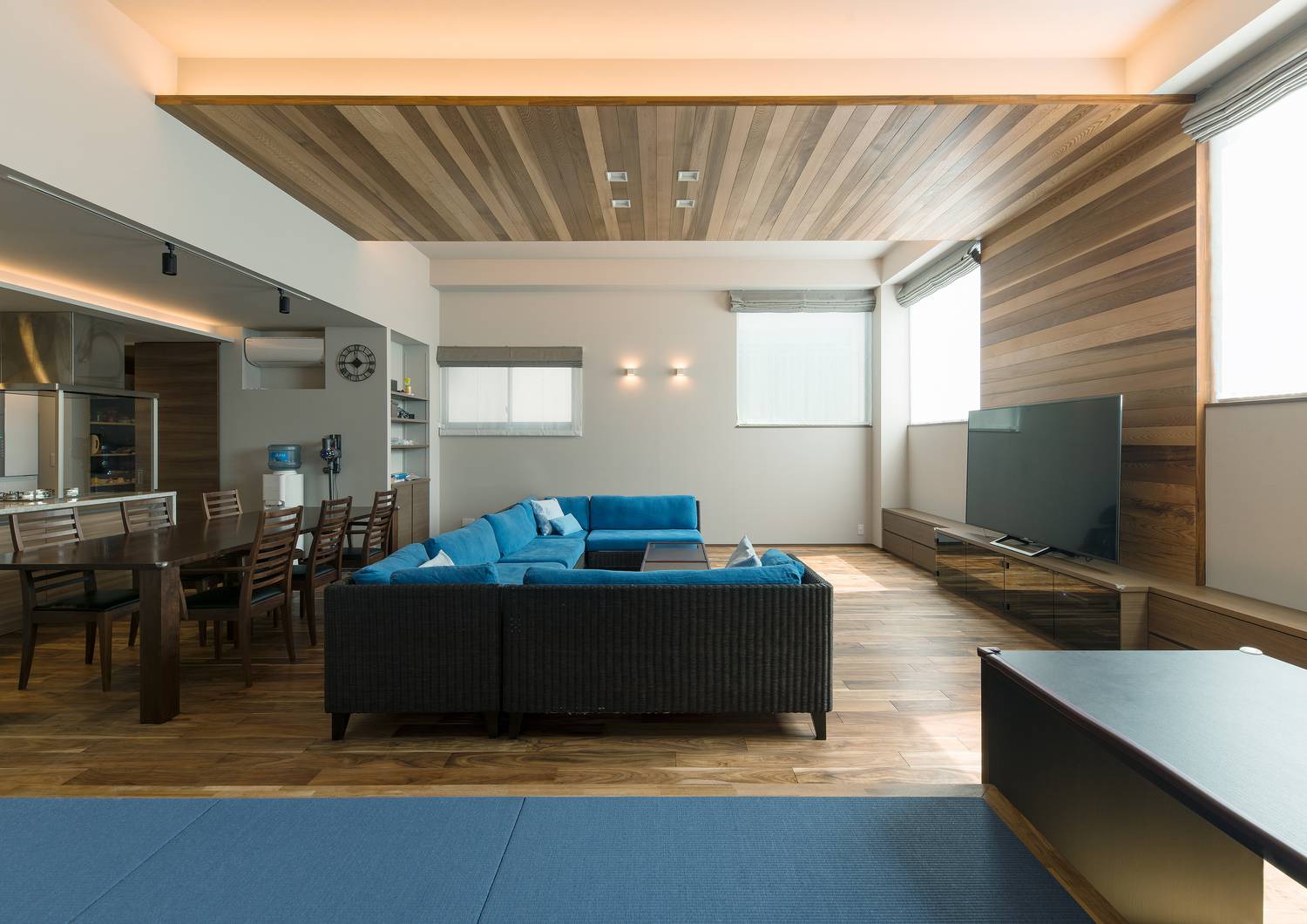 木目の下がり天井がある、コの字型のソファーを置いたLDK・デザイン住宅 注文住宅・デザイン住宅建築実例_『CASE606 CEDAR BOX』_LDK