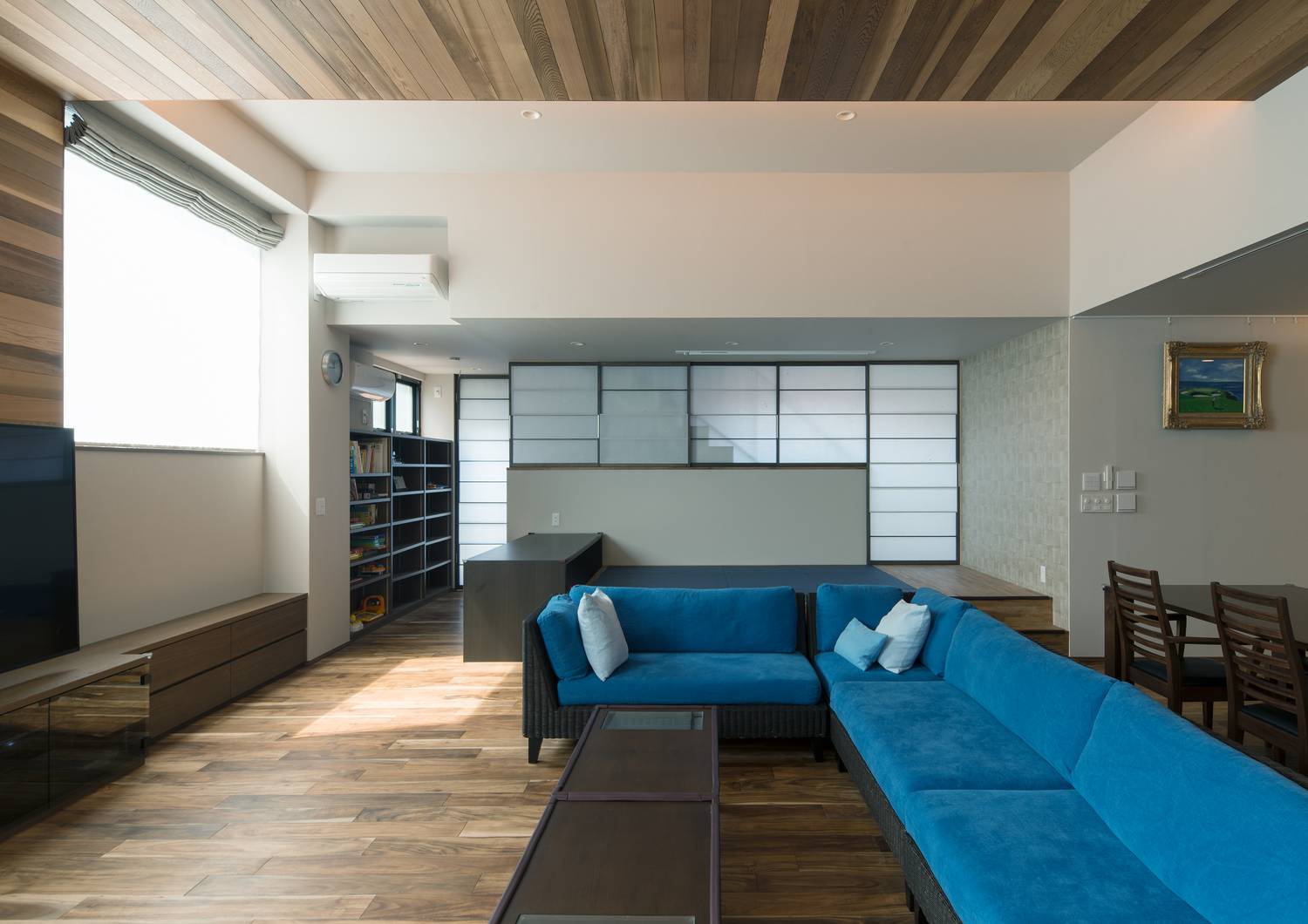 小上がりになったスタディスペースがあるLDK・デザイン住宅 注文住宅・デザイン住宅建築実例_『CASE606 CEDAR BOX』_LDK