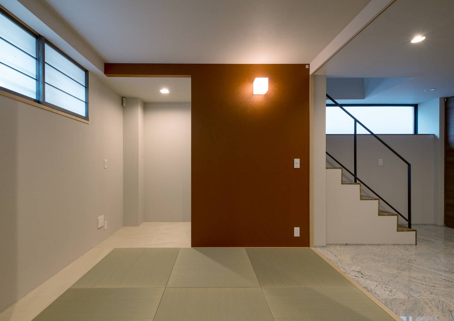 引き戸の仕切りを開けてフロアと一体化する琉球畳の和室・デザイン住宅 注文住宅・デザイン住宅建築実例_『CASE606 CEDAR BOX』_和室