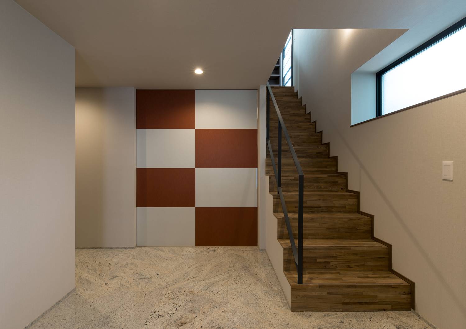 木の箱型階段の横に市松模様の壁がある大理石のフロア・デザイン住宅 注文住宅・デザイン住宅建築実例_『CASE606 CEDAR BOX』_階段