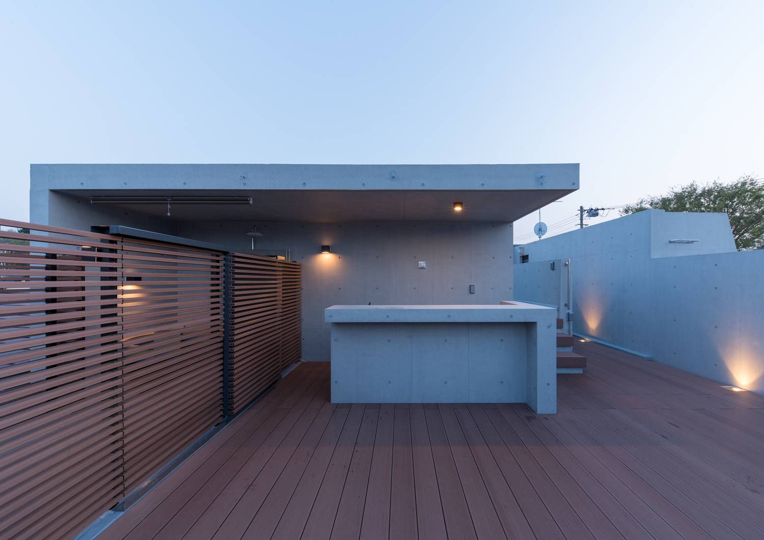 コンクリートのキッチンがあるウッドデッキのルーフテラス・デザイン住宅 注文住宅・デザイン住宅建築実例_『CASE606 CEDAR BOX』_テラス・バルコニー