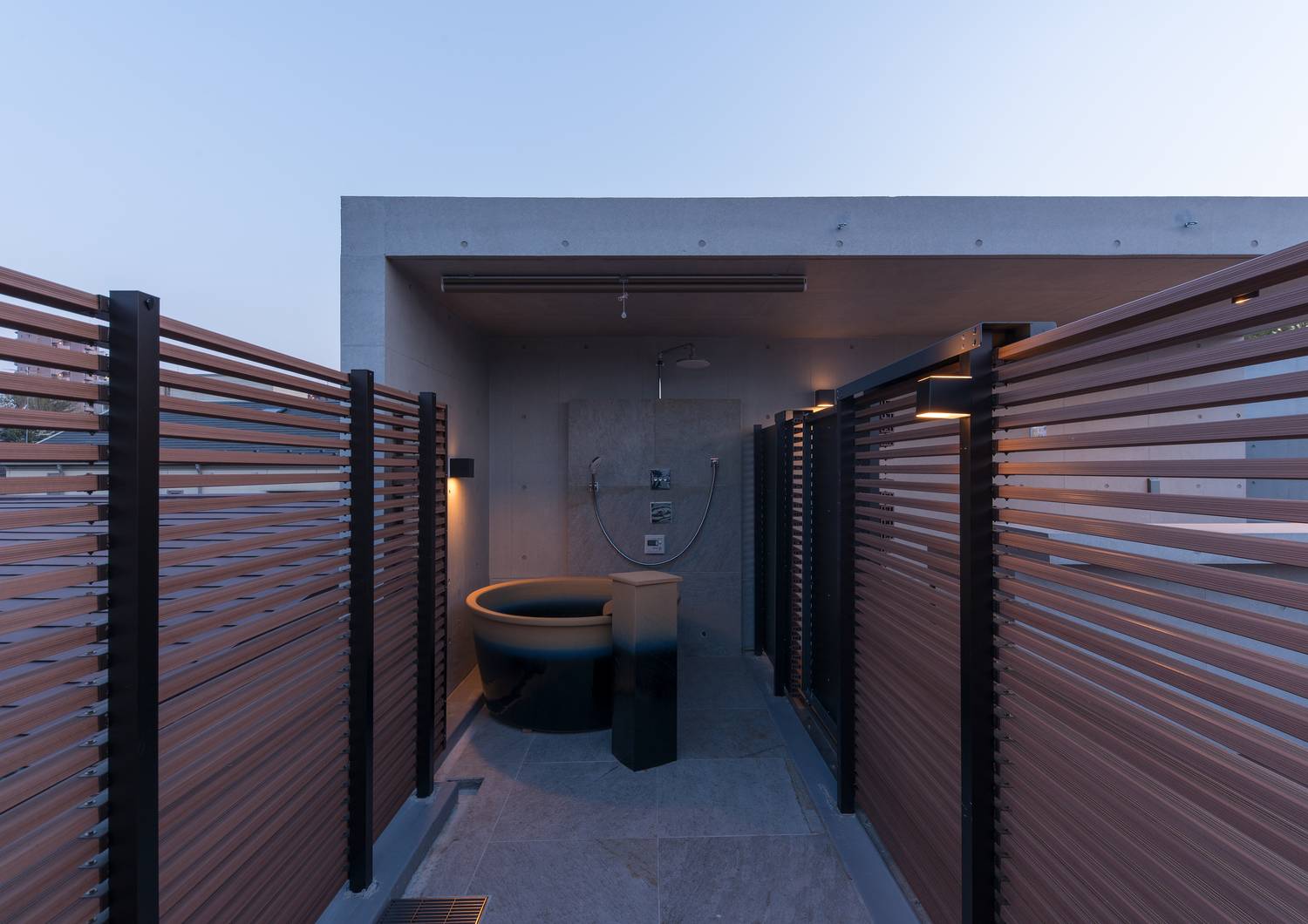 ルーフテラスの一角のコンクリートの壁に囲まれた空間にある屋外浴室・デザイン住宅 注文住宅・デザイン住宅建築実例_『CASE606 CEDAR BOX』_テラス・バルコニー