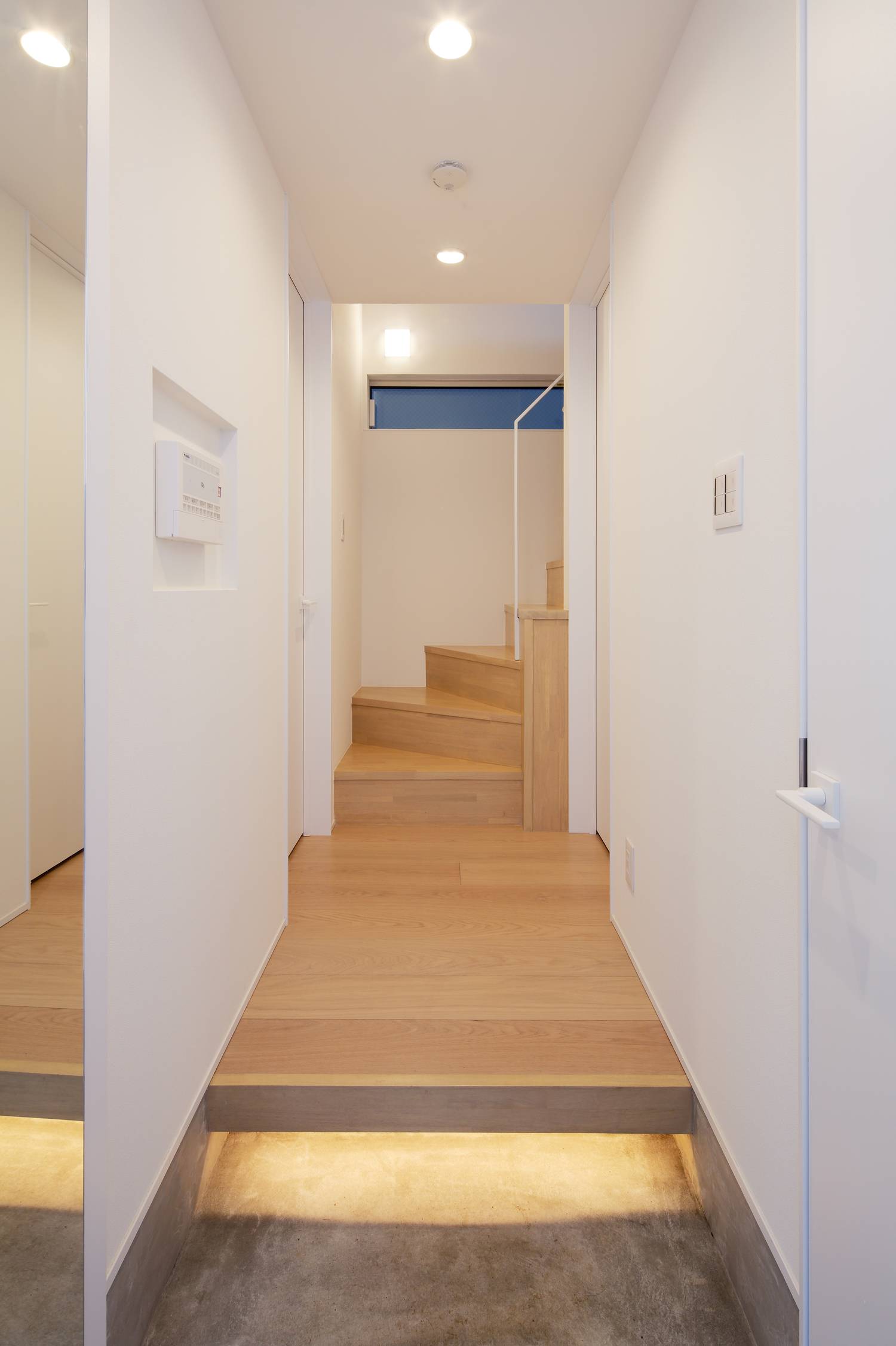 足元に間接照明を取りつけた、正面に木製の箱型階段がある玄関・デザイン住宅 注文住宅・デザイン住宅建築実例_『CASE628 つみ木』_玄関