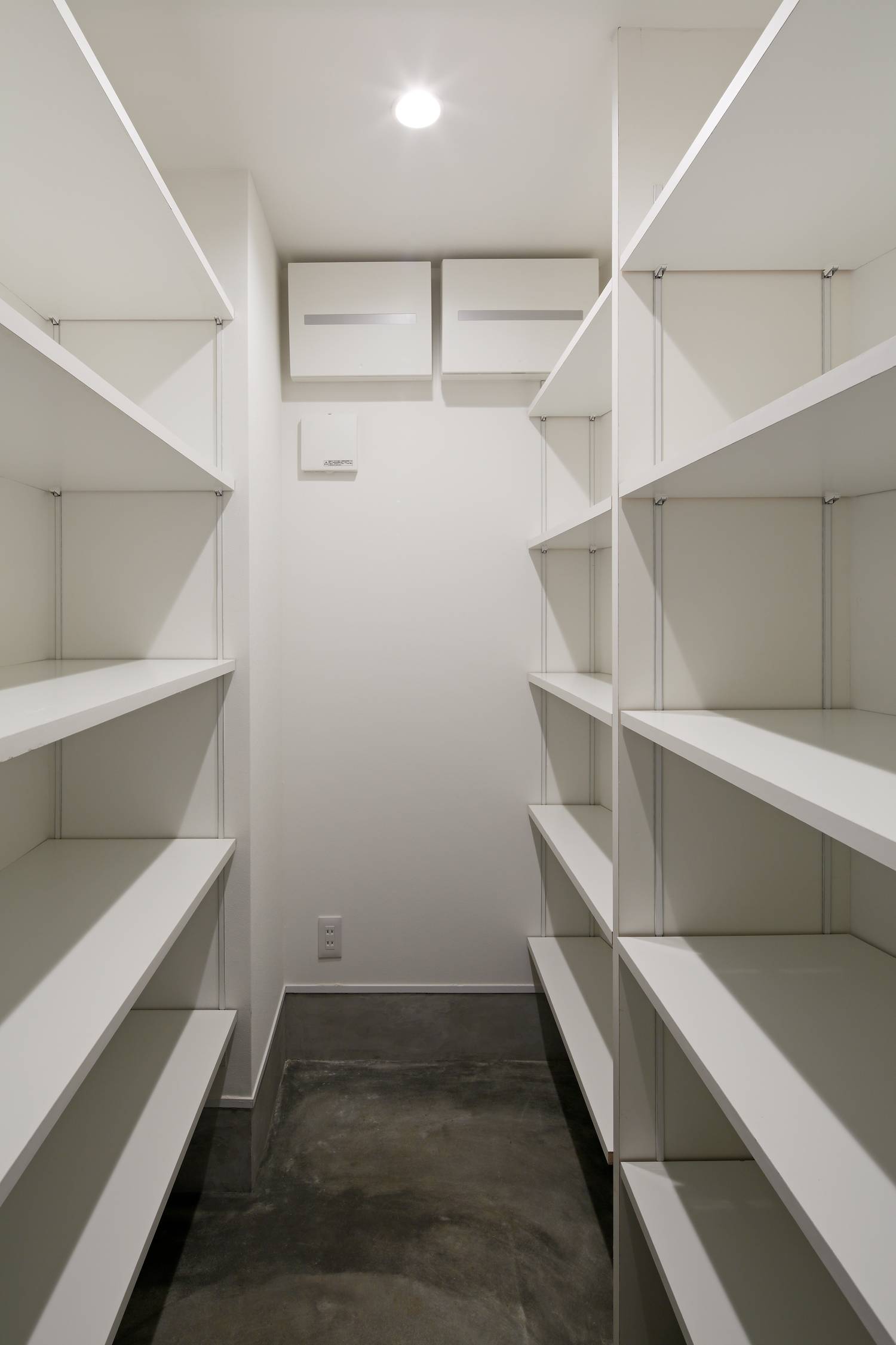 壁に白い可動棚を設けたシューズインクローゼット・デザイン住宅 注文住宅・デザイン住宅建築実例_『CASE628 つみ木』_玄関