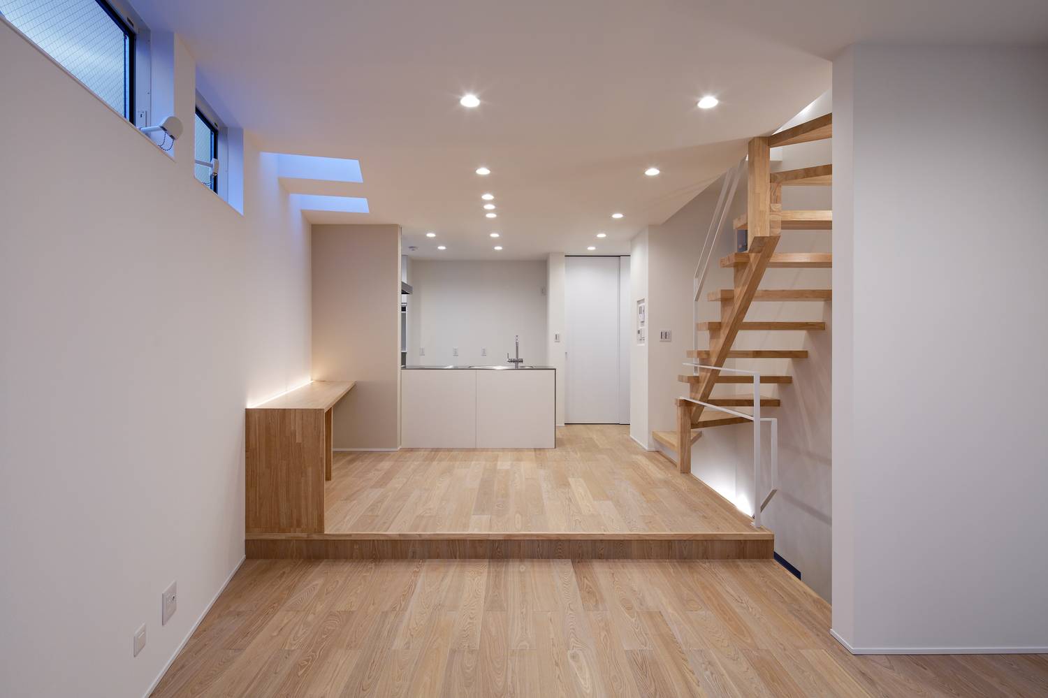 ダウンライトに照らされたフローリングのLDK・デザイン住宅 注文住宅・デザイン住宅建築実例_『CASE628 つみ木』_LDK