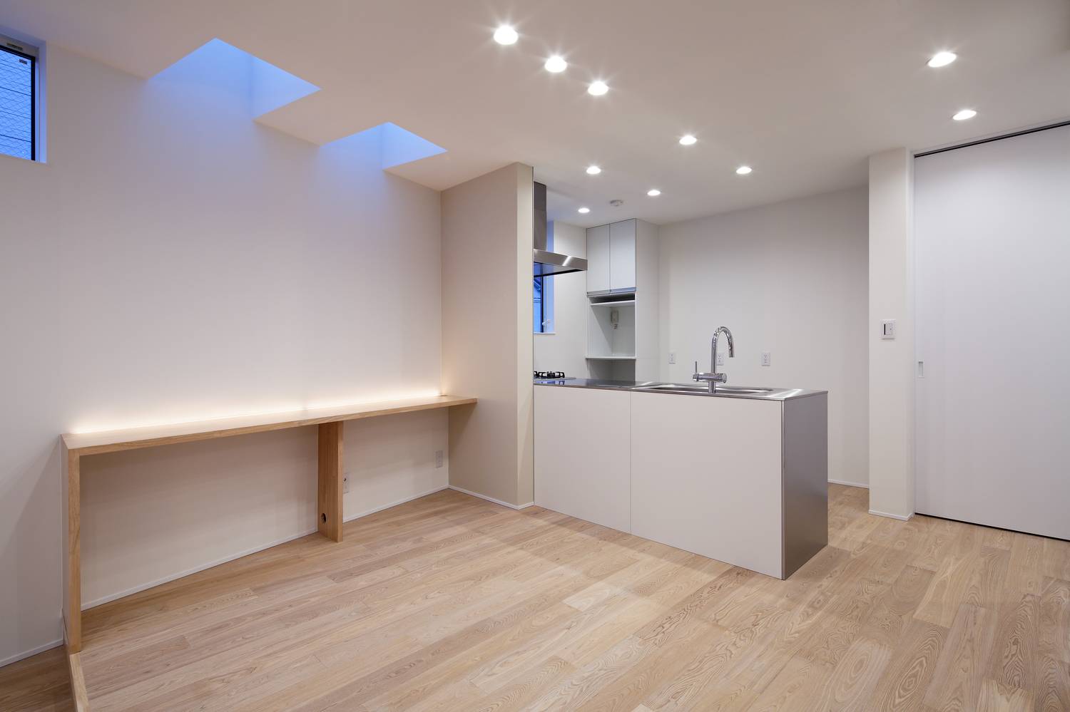 壁付けデスクに間接照明を取り付けた、ダウンライトに照らされるLDK・デザイン住宅 注文住宅・デザイン住宅建築実例_『CASE628 つみ木』_キッチン