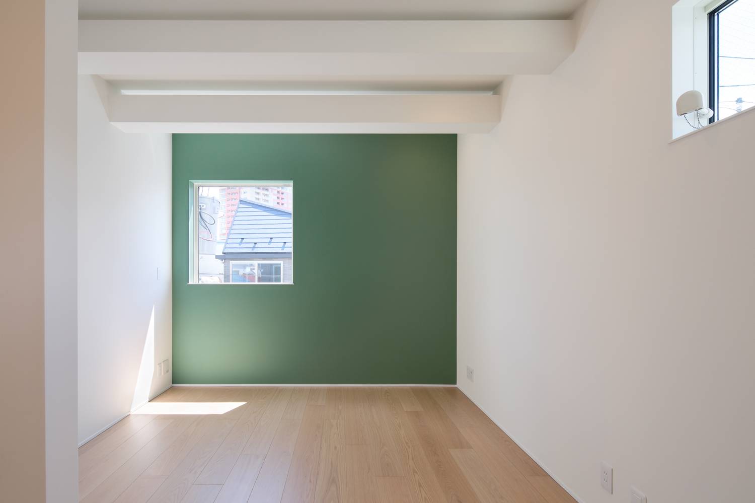 緑色のアクセントクロスに正方形の窓を設けた部屋。 注文住宅・デザイン住宅建築実例_『CASE628 つみ木』_寝室