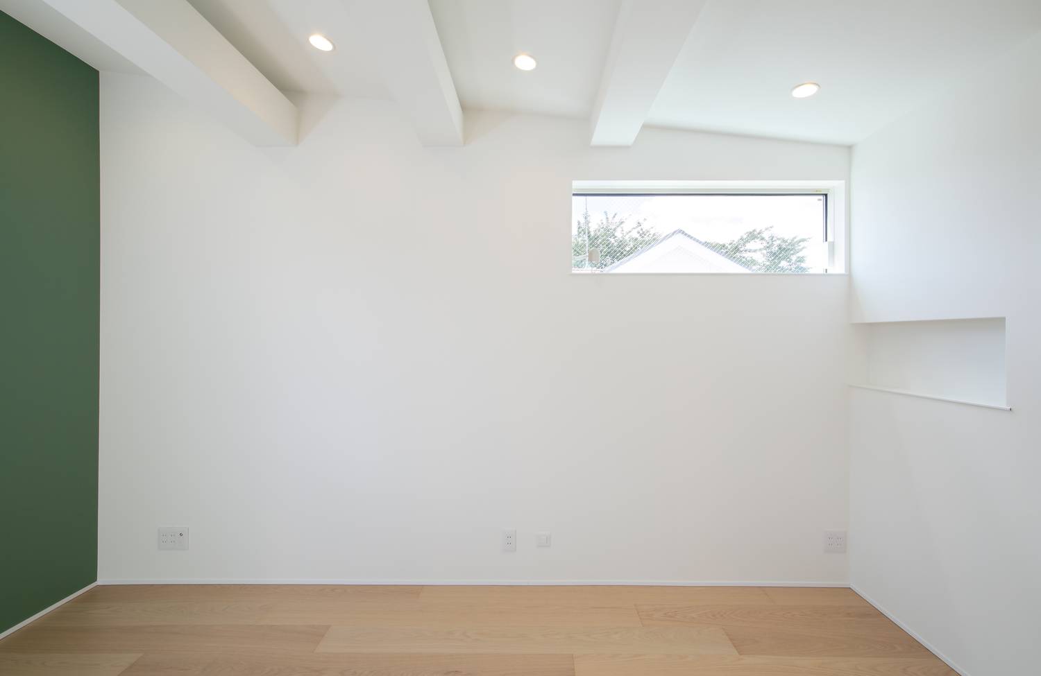 スリット窓やニッチ壁を設けた、グリーンのアクセントクロスがある部屋・デザイン住宅 注文住宅・デザイン住宅建築実例_『CASE628 つみ木』_寝室