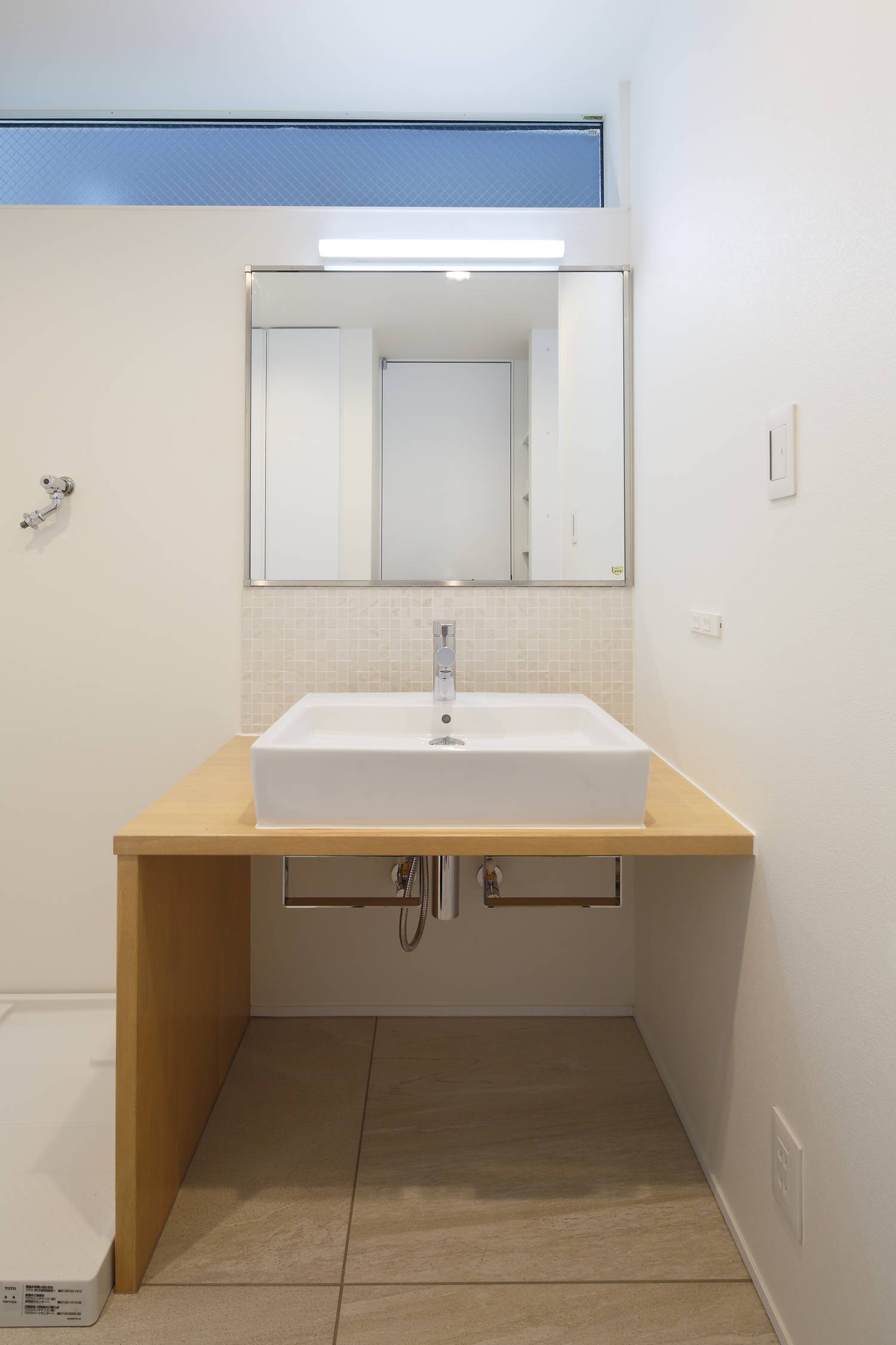 ハイサイドライトがある、木製の洗面台の洗面所・デザイン住宅 注文住宅・デザイン住宅建築実例_『CASE628 つみ木』_浴室・洗面所