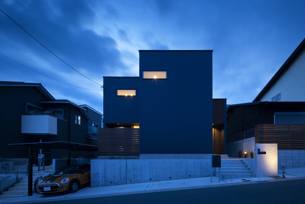 スリット窓から光が漏れるキューブ状の外観の住まい・デザイン住宅 注文住宅・デザイン住宅建築実例_『CASE629 Con』_外観