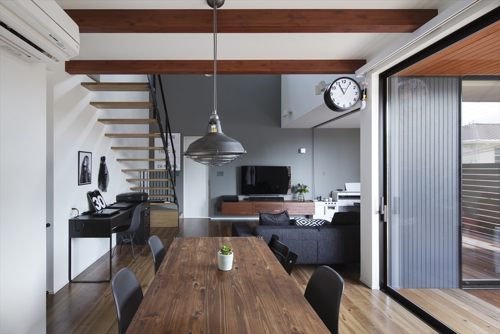 四人掛けの一枚板のダイニングテーブルの上にペンダントライトがあるLDK・デザイン住宅 注文住宅・デザイン住宅建築実例_『CASE629 Con』_LDK