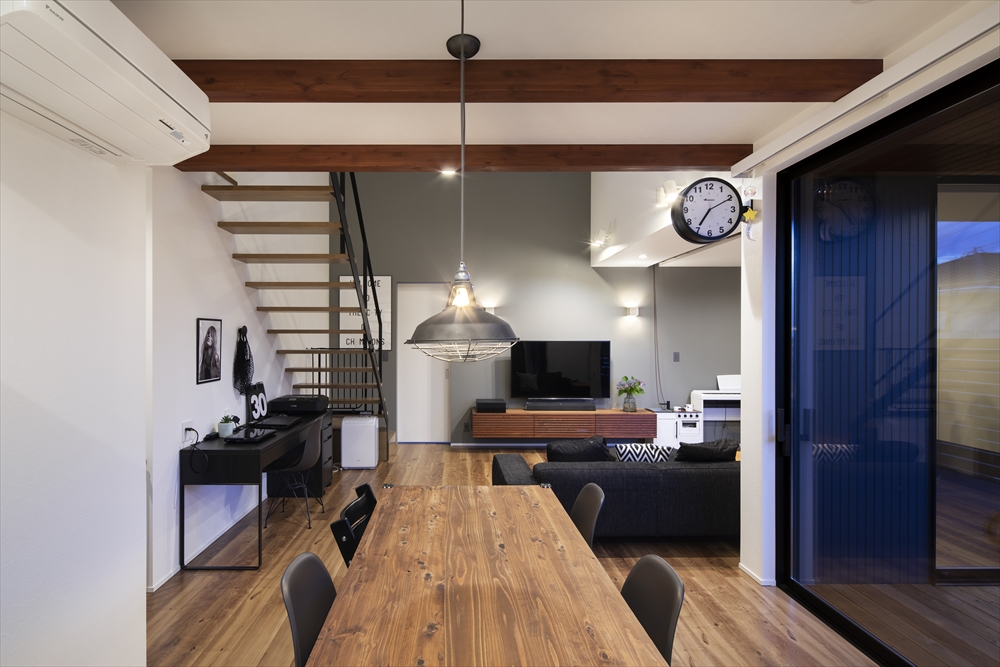 ペンダントライトやスポットライトに照らされる、一枚板のダイニングテーブルがあるLDK・デザイン住宅 注文住宅・デザイン住宅建築実例_『CASE629 Con』_LDK