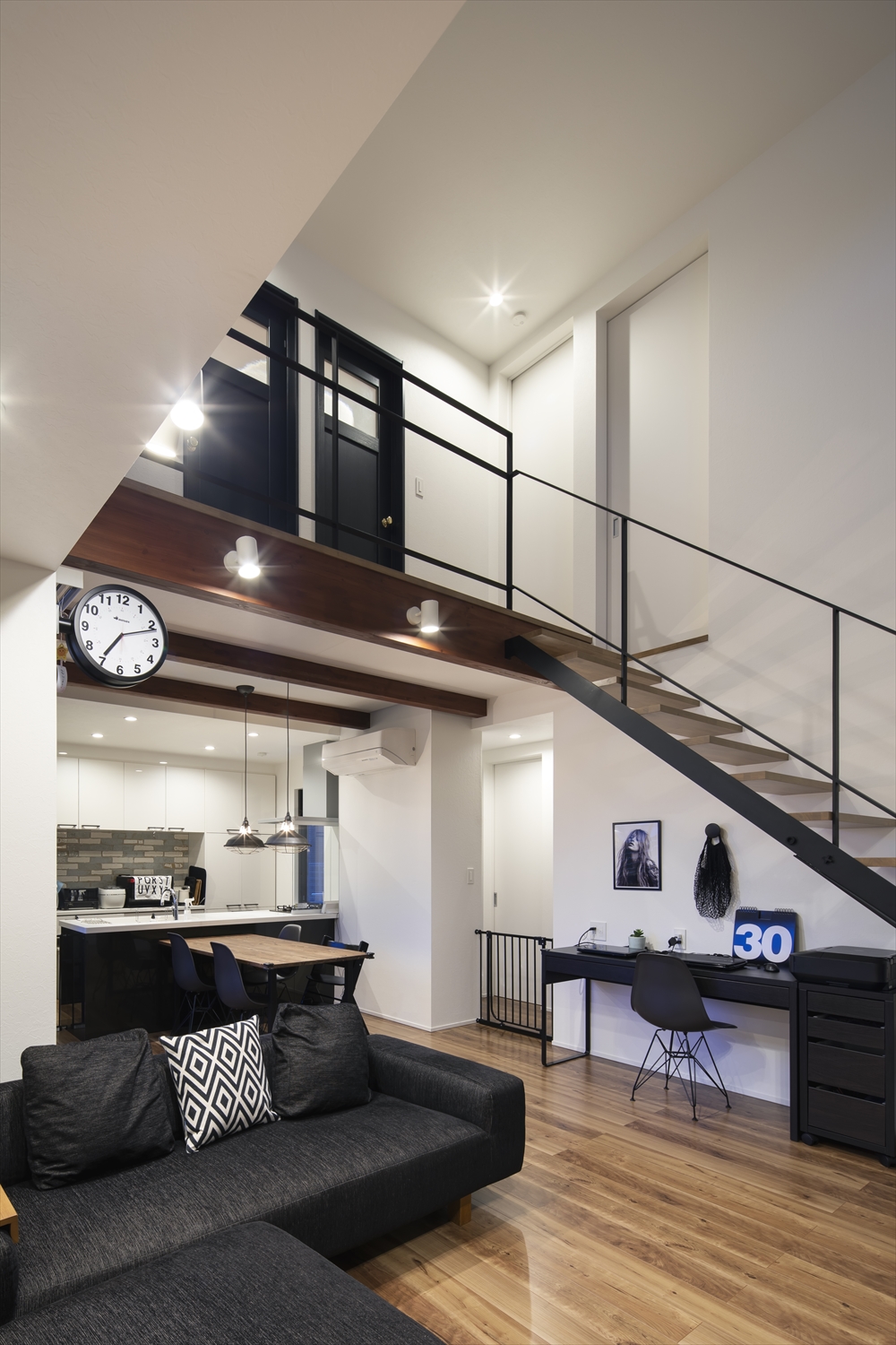 壁にスポットライトを取り付けた吹き抜けのあるLDK・デザイン住宅 注文住宅・デザイン住宅建築実例_『CASE629 Con』_LDK