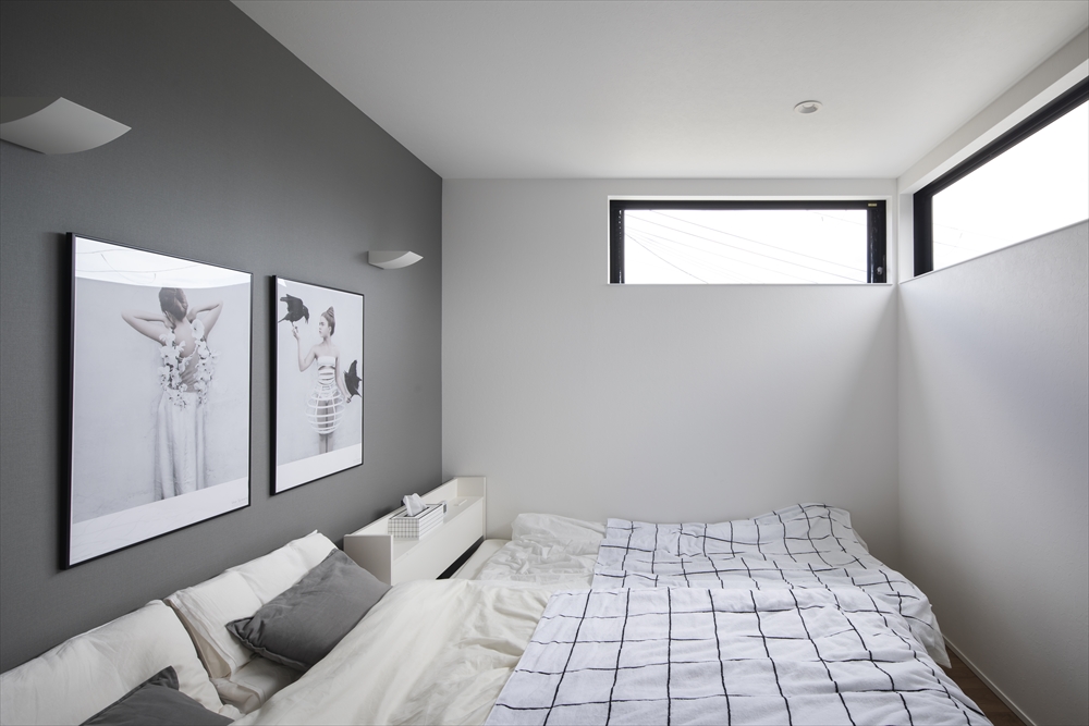 グレーのアクセントクロスやハイサイドライトがある寝室・デザイン住宅 注文住宅・デザイン住宅建築実例_『CASE629 Con』_寝室