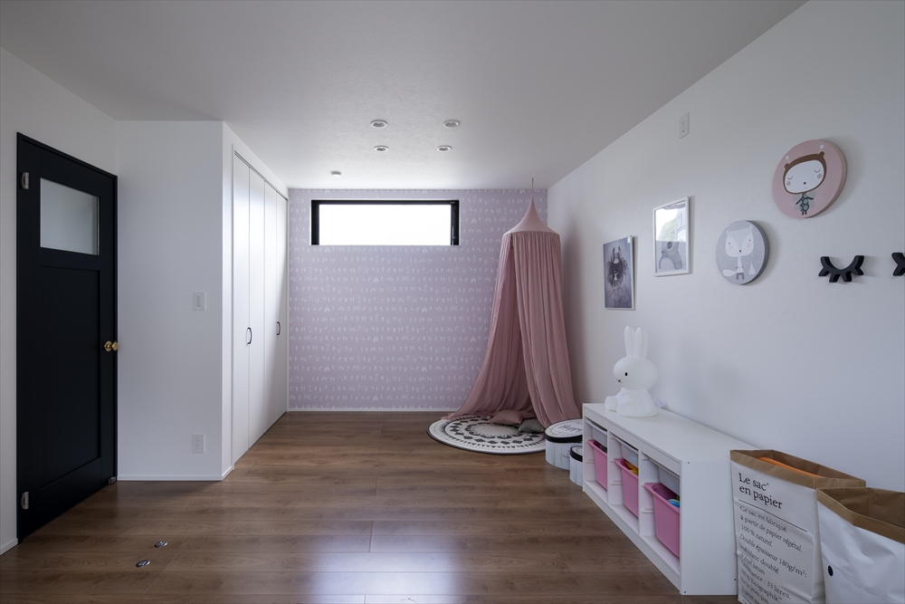 家具やアクセントクロスをピンクで統一したハイサイドライトのある部屋・デザイン住宅 注文住宅・デザイン住宅建築実例_『CASE629 Con』_子供部屋