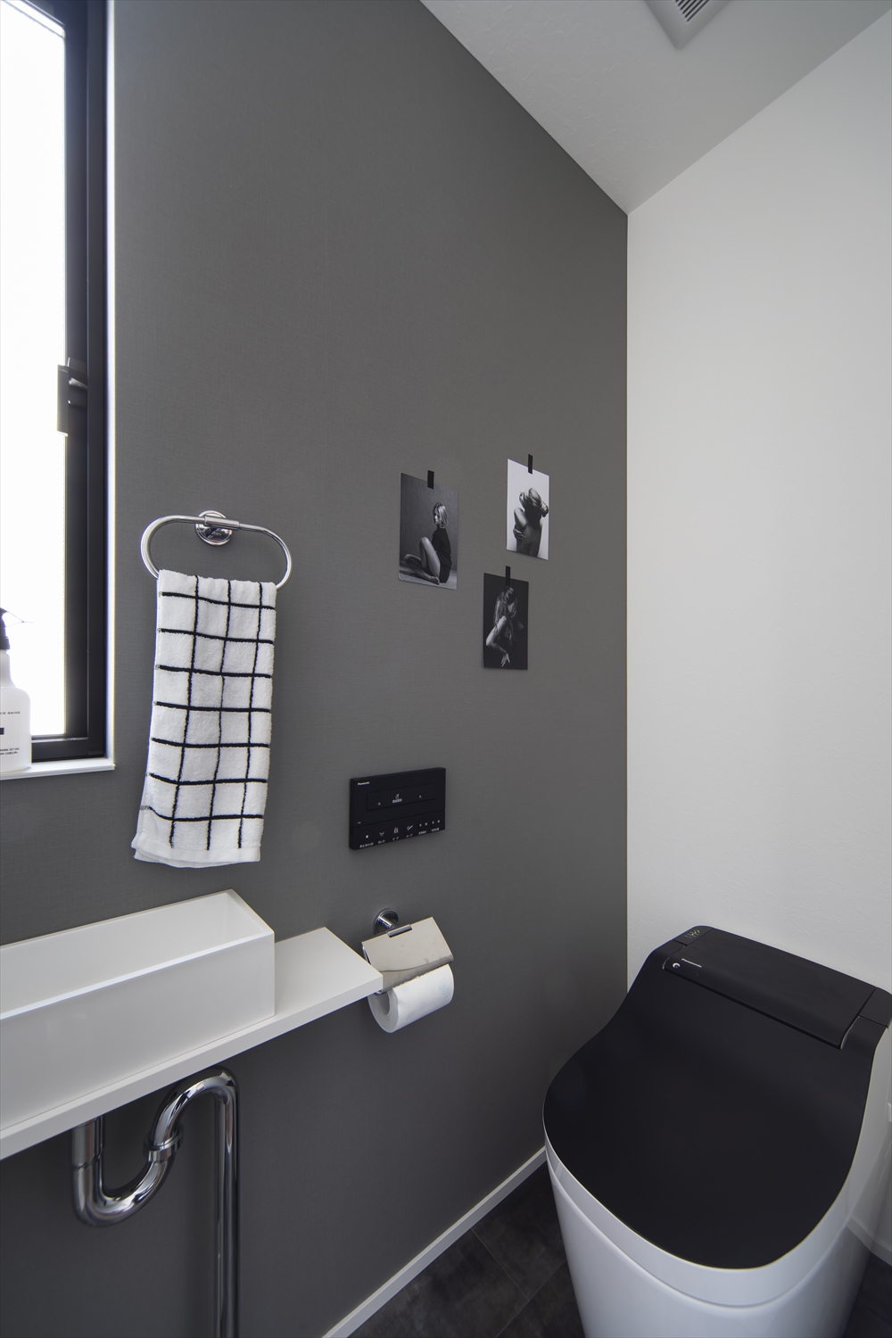 グレーのアクセントクロスを設けた薄型手洗いのあるトイレ・デザイン住宅 注文住宅・デザイン住宅建築実例_『CASE629 Con』_浴室・洗面所