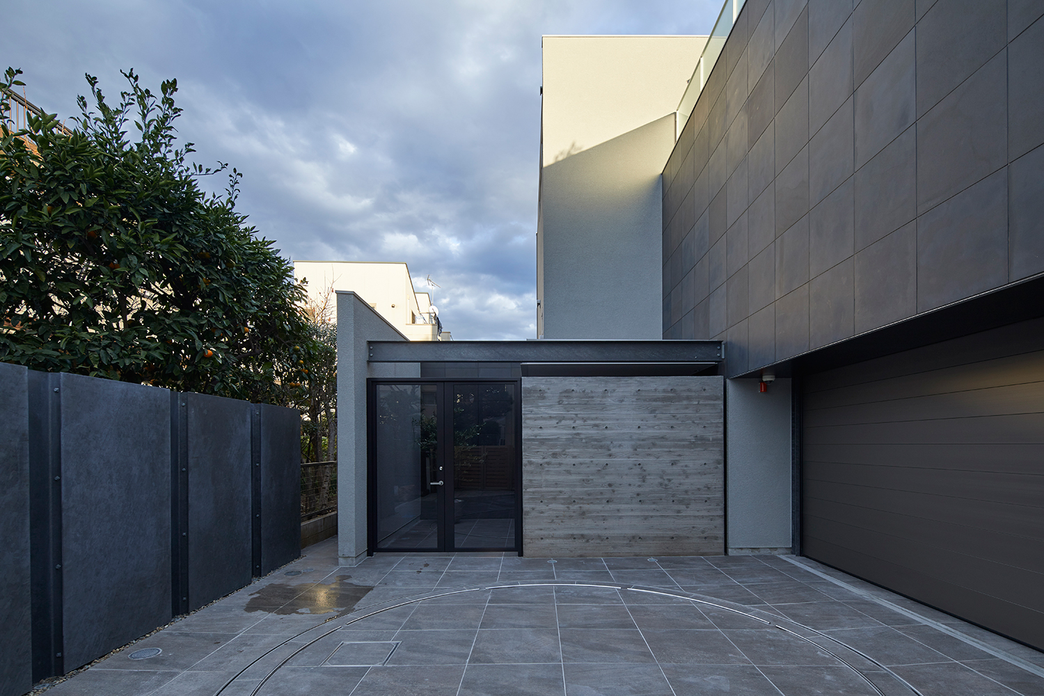 埋め込み型ターンテーブルのあるインナーガレージ付きのアプローチ・デザイン住宅 注文住宅・デザイン住宅建築実例_『CASE632 H邸(社長の邸宅)』_外観