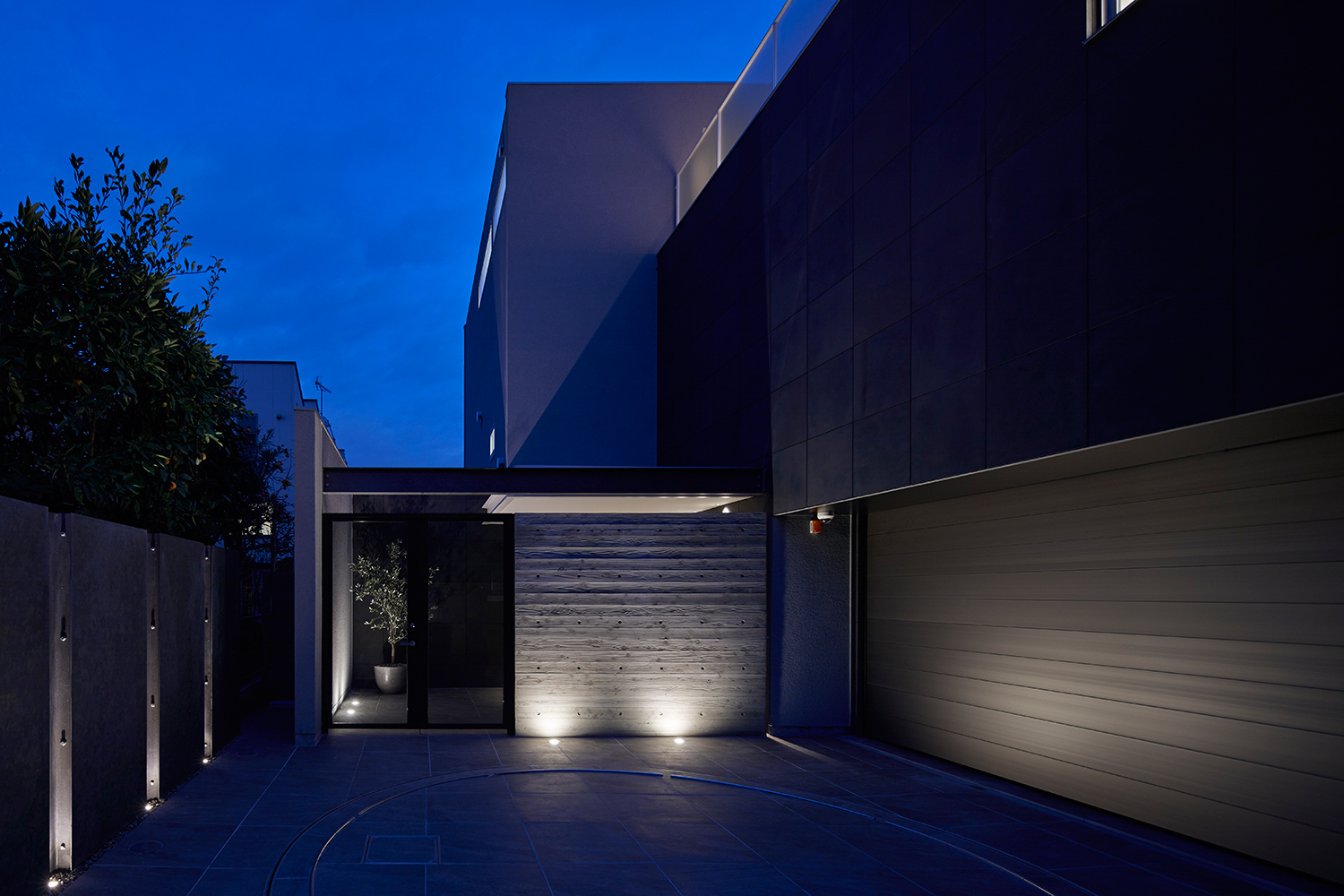 床に埋め込まれた間接照明に照らされるアプローチ・デザイン住宅 注文住宅・デザイン住宅建築実例_『CASE632 H邸(社長の邸宅)』_外観