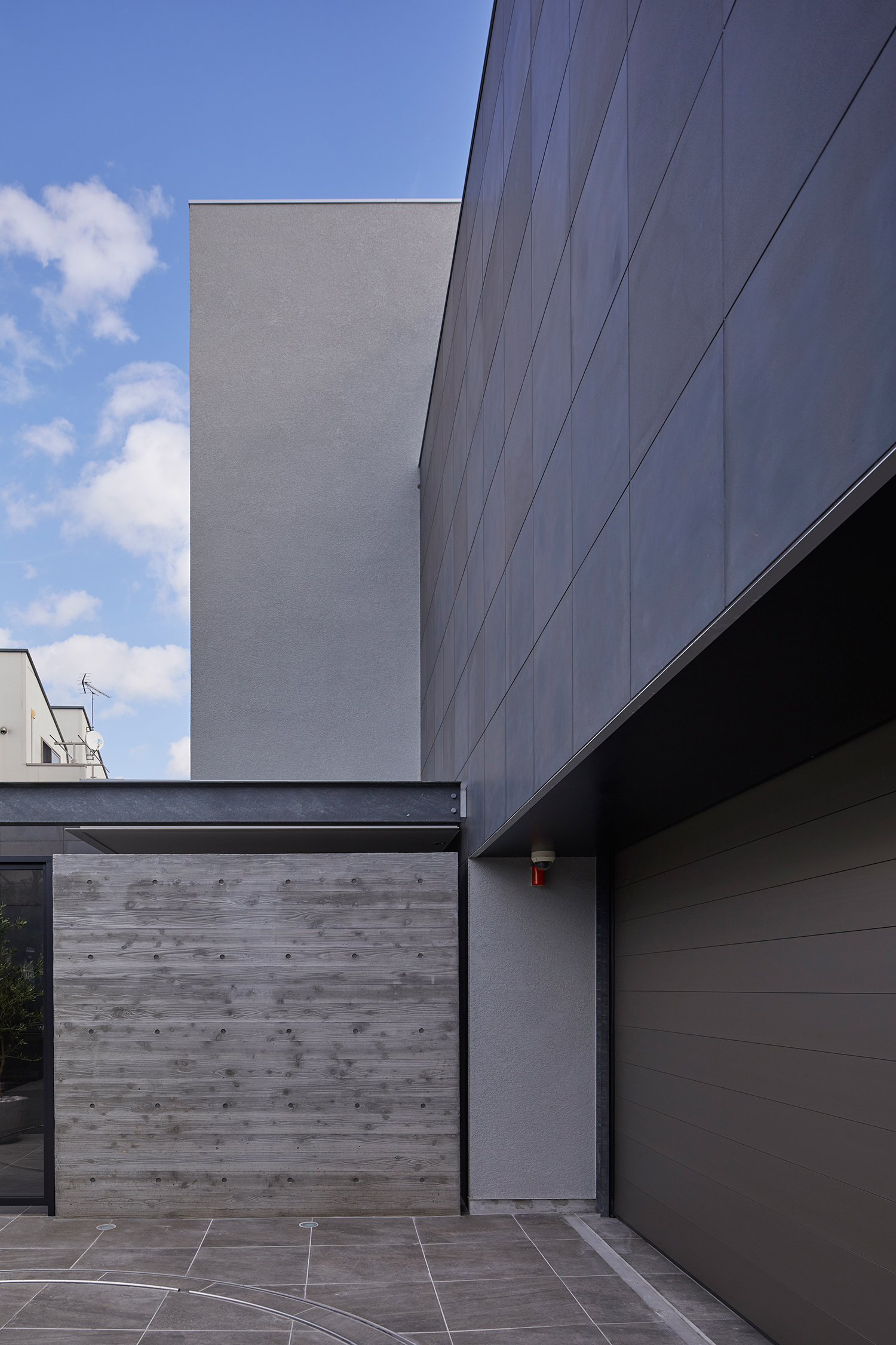 窓のない外壁とインナーガレージのある住宅・デザイン住宅 注文住宅・デザイン住宅建築実例_『CASE632 H邸(社長の邸宅)』_外観