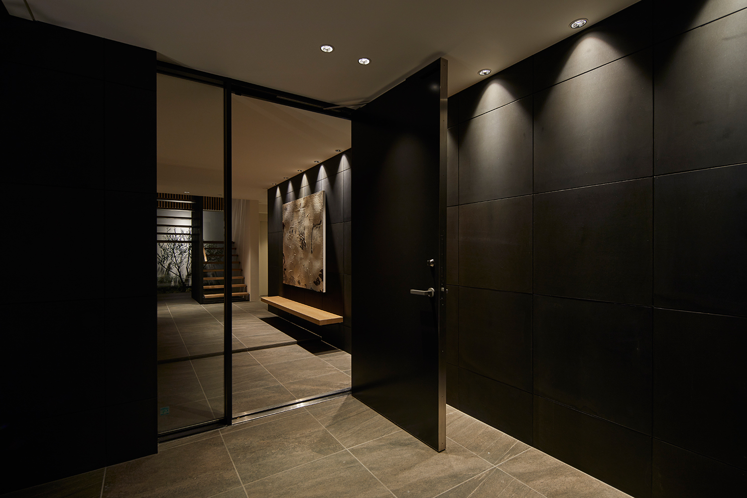 アプローチと同じグレーのタイルが室内まで繋がっている玄関・デザイン住宅 注文住宅・デザイン住宅建築実例_『CASE632 H邸(社長の邸宅)』_玄関