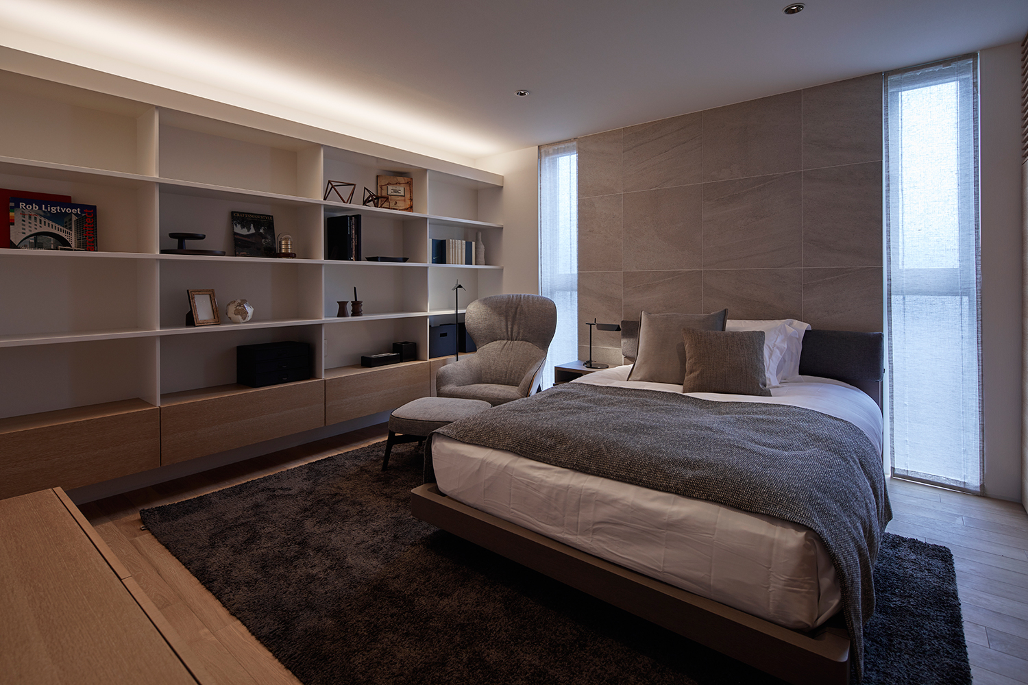 壁面収納のある壁際に間接照明を取り付けた寝室・デザイン住宅 注文住宅・デザイン住宅建築実例_『CASE632 H邸(社長の邸宅)』_寝室