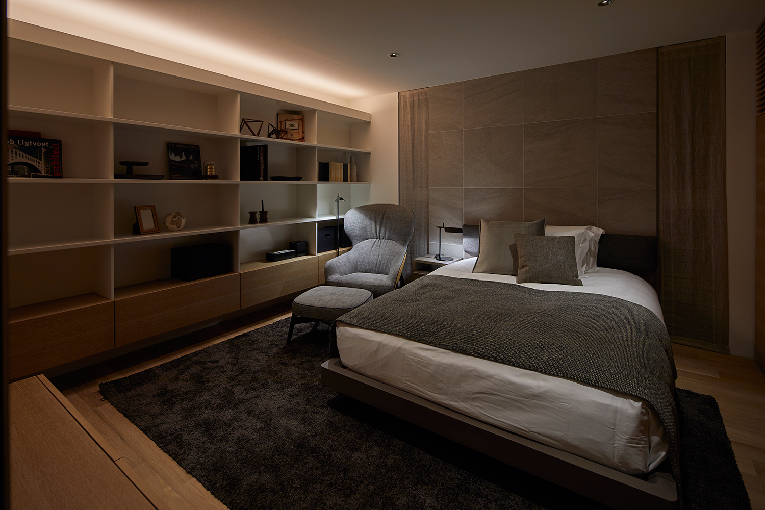 壁と同じ色のカーテンが取り付けられた、壁際に間接照明のある寝室・デザイン住宅 注文住宅・デザイン住宅建築実例_『CASE632 H邸(社長の邸宅)』_寝室