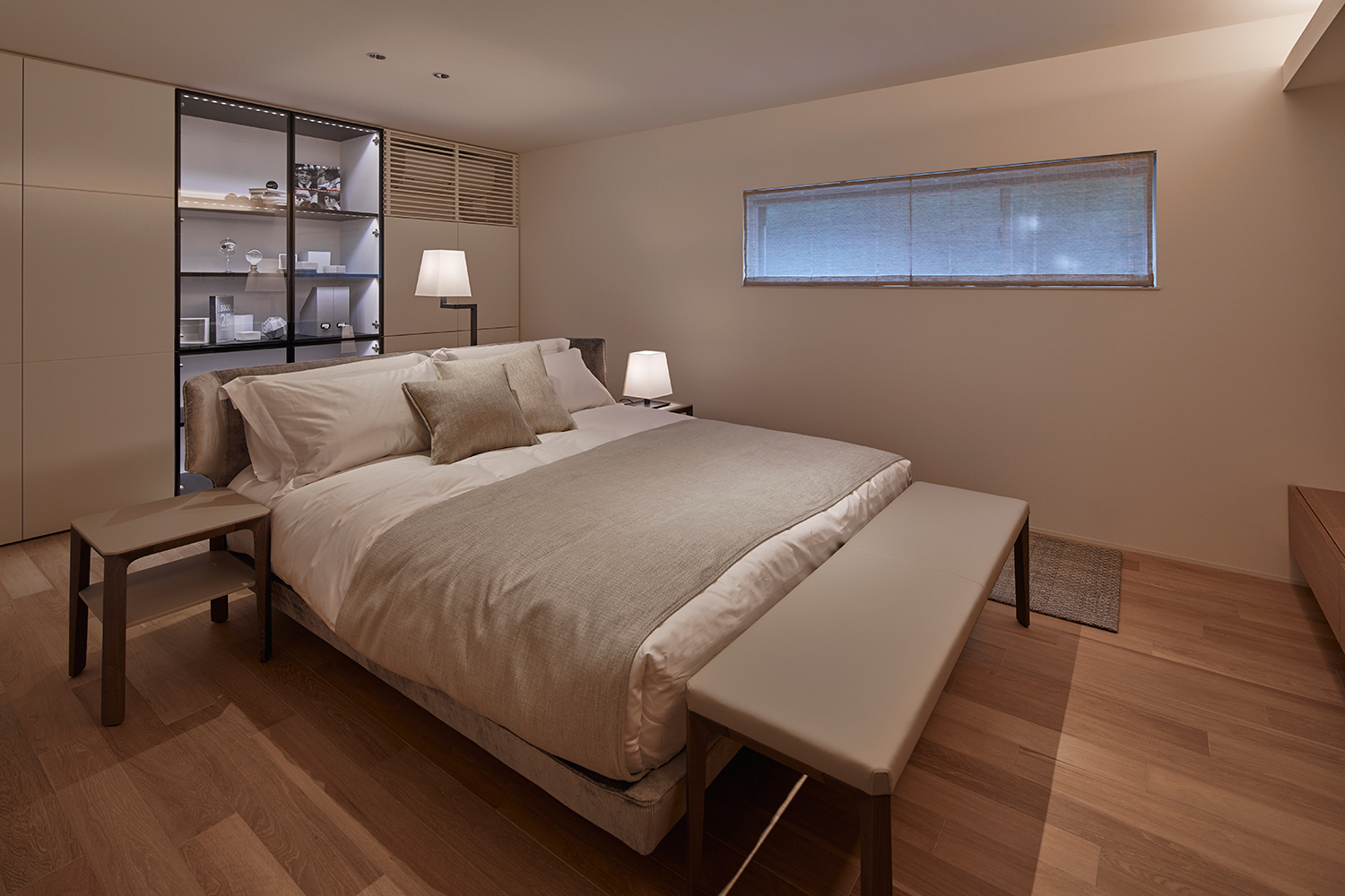 ガラスキャビネットやスリット窓がある寝室・デザイン住宅 注文住宅・デザイン住宅建築実例_『CASE632 H邸(社長の邸宅)』_寝室