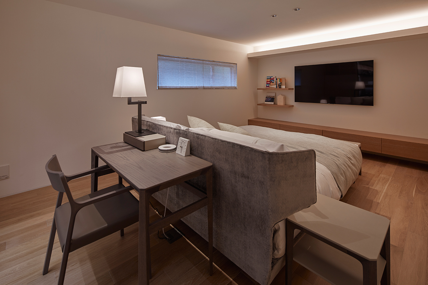 ベッドの正面にテレビを取り付け、壁際に間接照明を取り付けたスリット窓のある寝室・デザイン住宅 注文住宅・デザイン住宅建築実例_『CASE632 H邸(社長の邸宅)』_寝室