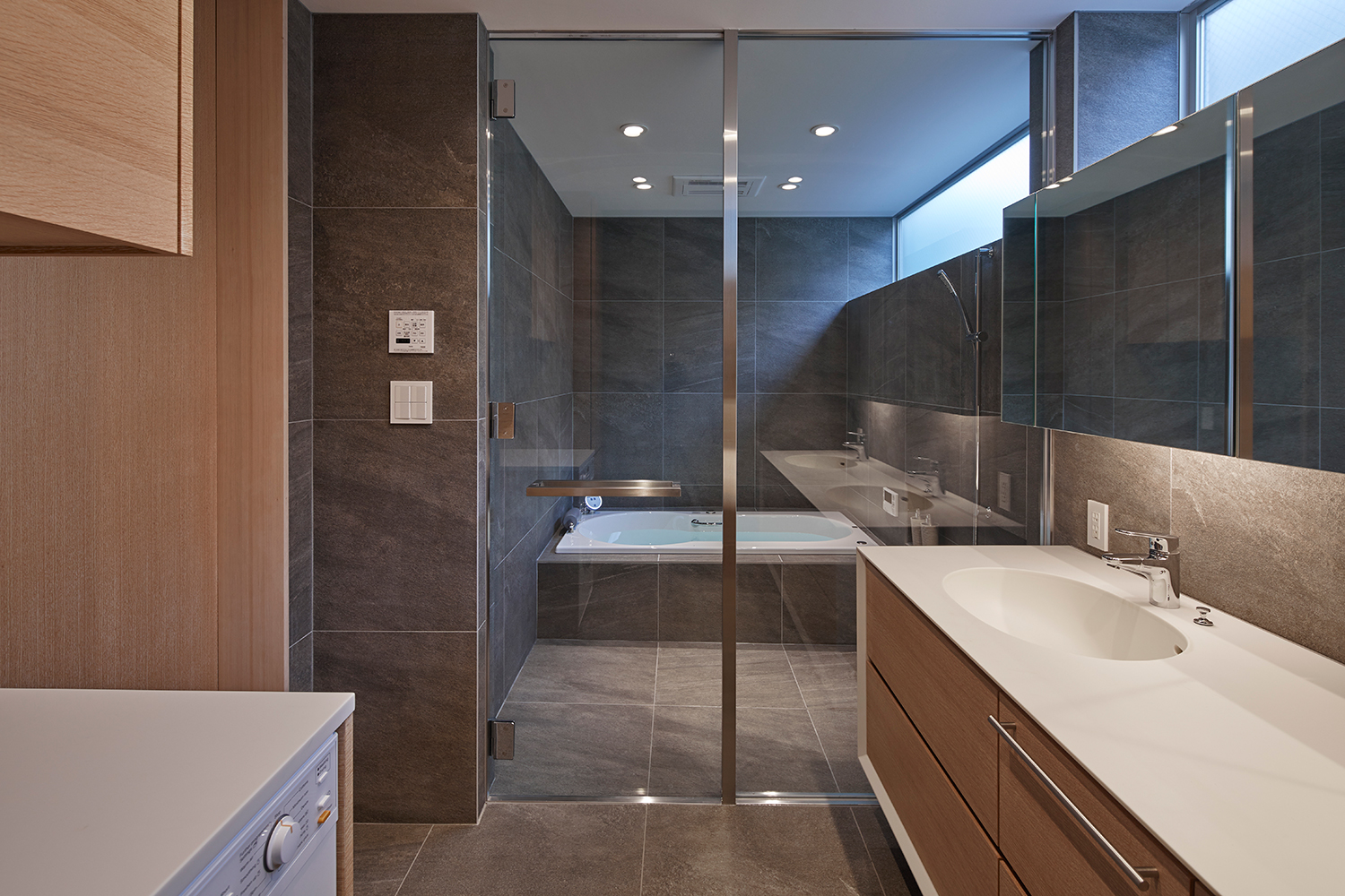 洗面所からガラス越しに浴室が見えるホテルライクなデザイン・デザイン住宅 注文住宅・デザイン住宅建築実例_『CASE632 H邸(社長の邸宅)』_浴室・洗面所