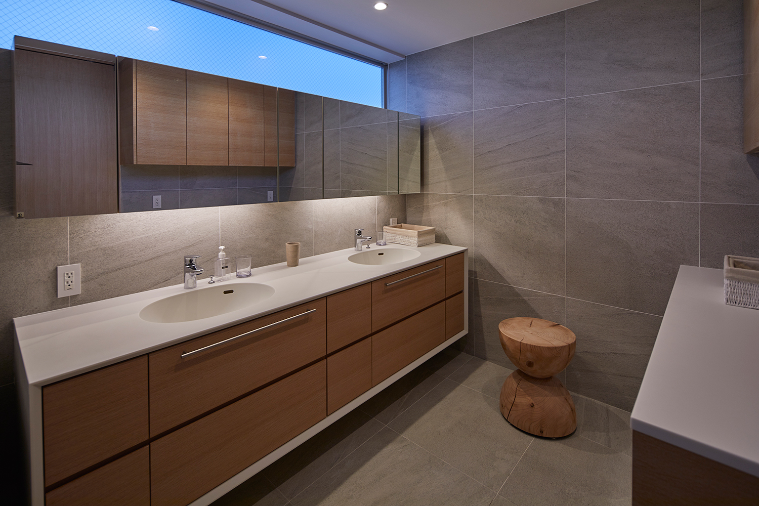 2ボウルの洗面台の対面に作業台を設けたハイサイドライトのある洗面所・デザイン住宅 注文住宅・デザイン住宅建築実例_『CASE632 H邸(社長の邸宅)』_浴室・洗面所