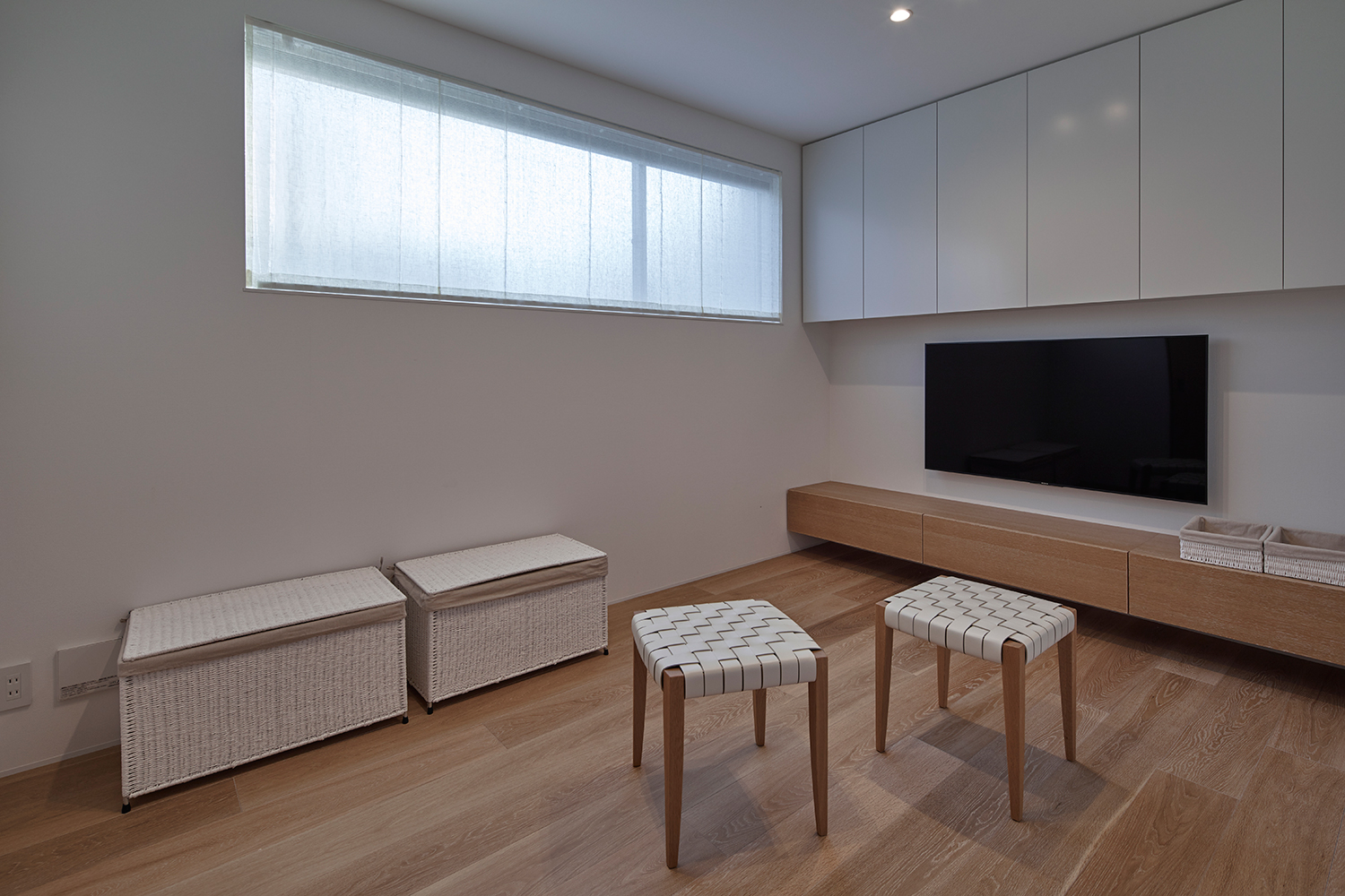 高い位置に窓を設けた、白い椅子が置かれたテレビのあるLDK・デザイン住宅 注文住宅・デザイン住宅建築実例_『CASE632 H邸(社長の邸宅)』_LDK