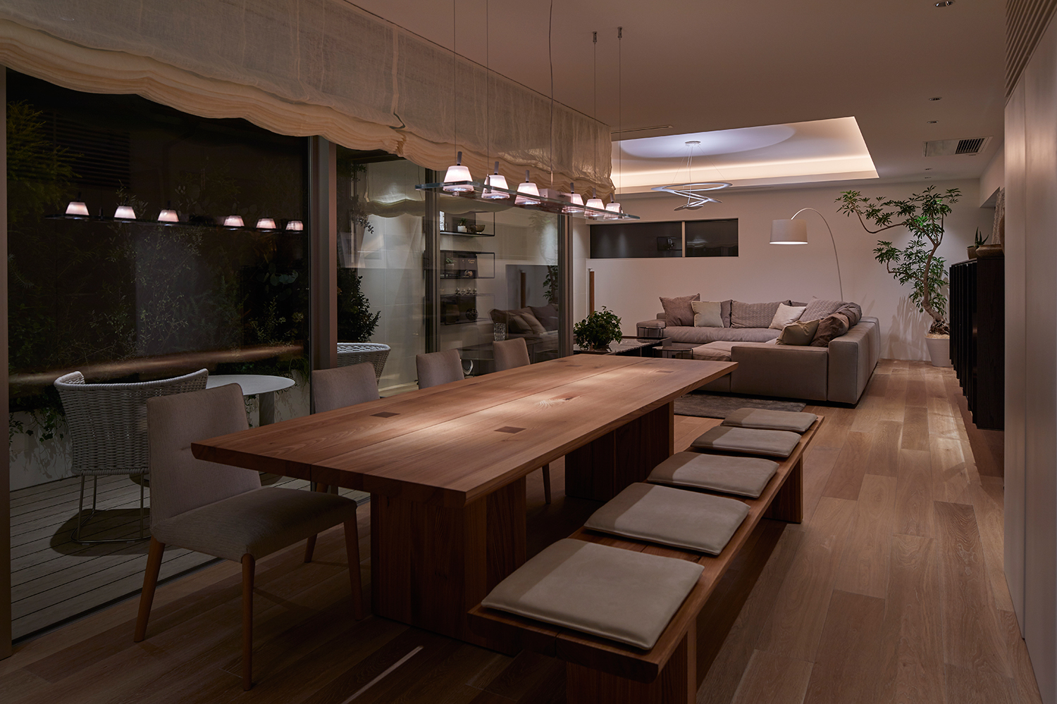 ペンダントライトに照らされた八人掛けの木製のダイニングテーブルがあるLDK・デザイン住宅 注文住宅・デザイン住宅建築実例_『CASE632 H邸(社長の邸宅)』_LDK