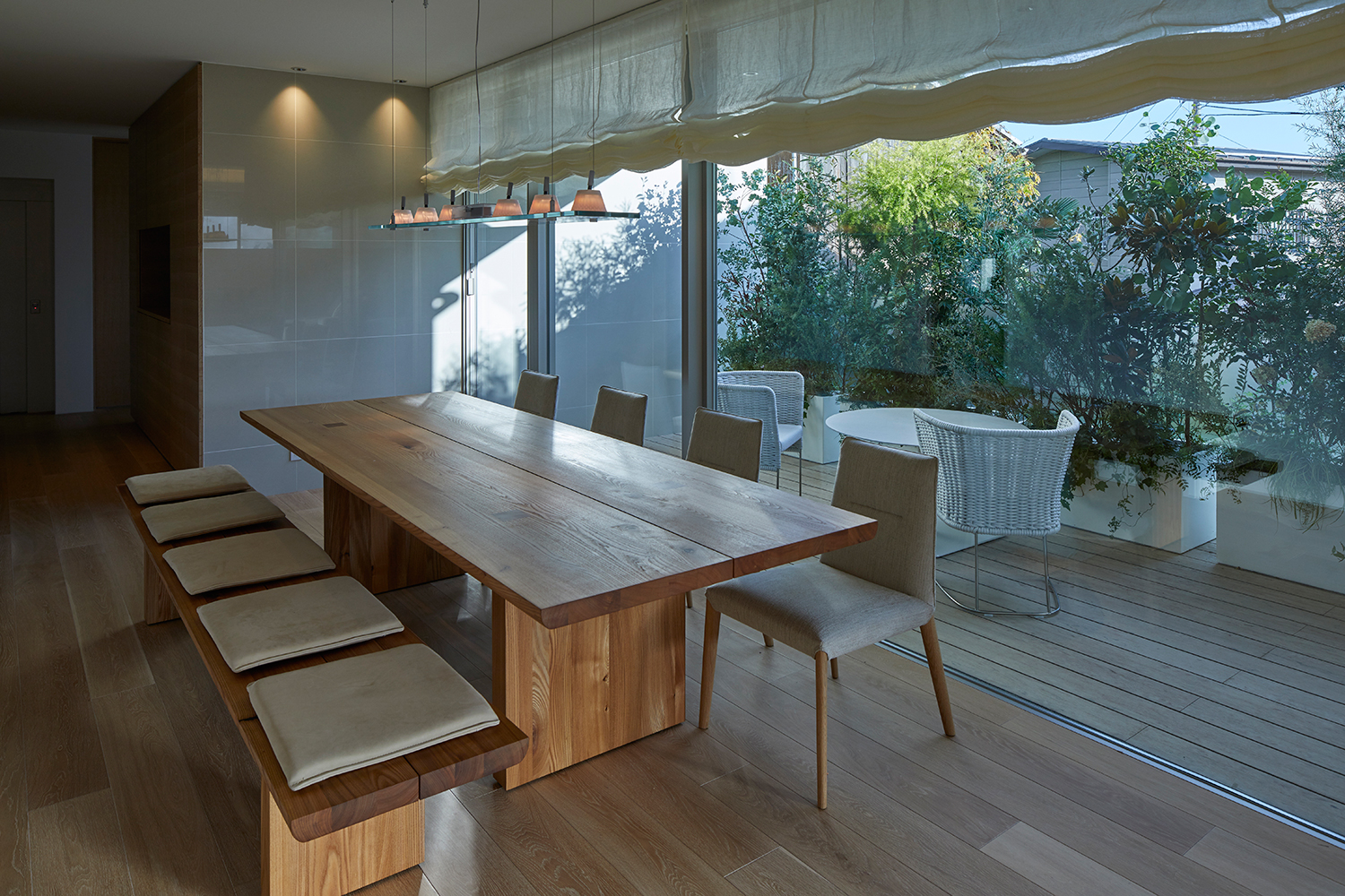 ダイニングの正面にある、植栽で目隠しされたウッドデッキのバルコニー・デザイン住宅 注文住宅・デザイン住宅建築実例_『CASE632 H邸(社長の邸宅)』_LDK