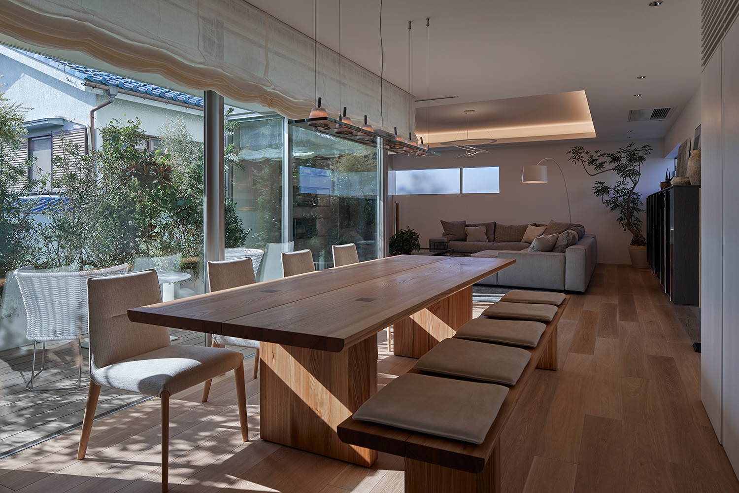 大開口窓から光が入る、木のインテリアを中心とした明るいLDK・デザイン住宅 注文住宅・デザイン住宅建築実例_『CASE632 H邸(社長の邸宅)』_LDK