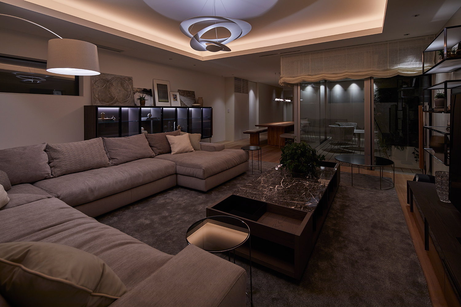 間接照明を取り付けた掘り込み天井のリビング・デザイン住宅 注文住宅・デザイン住宅建築実例_『CASE632 H邸(社長の邸宅)』_LDK