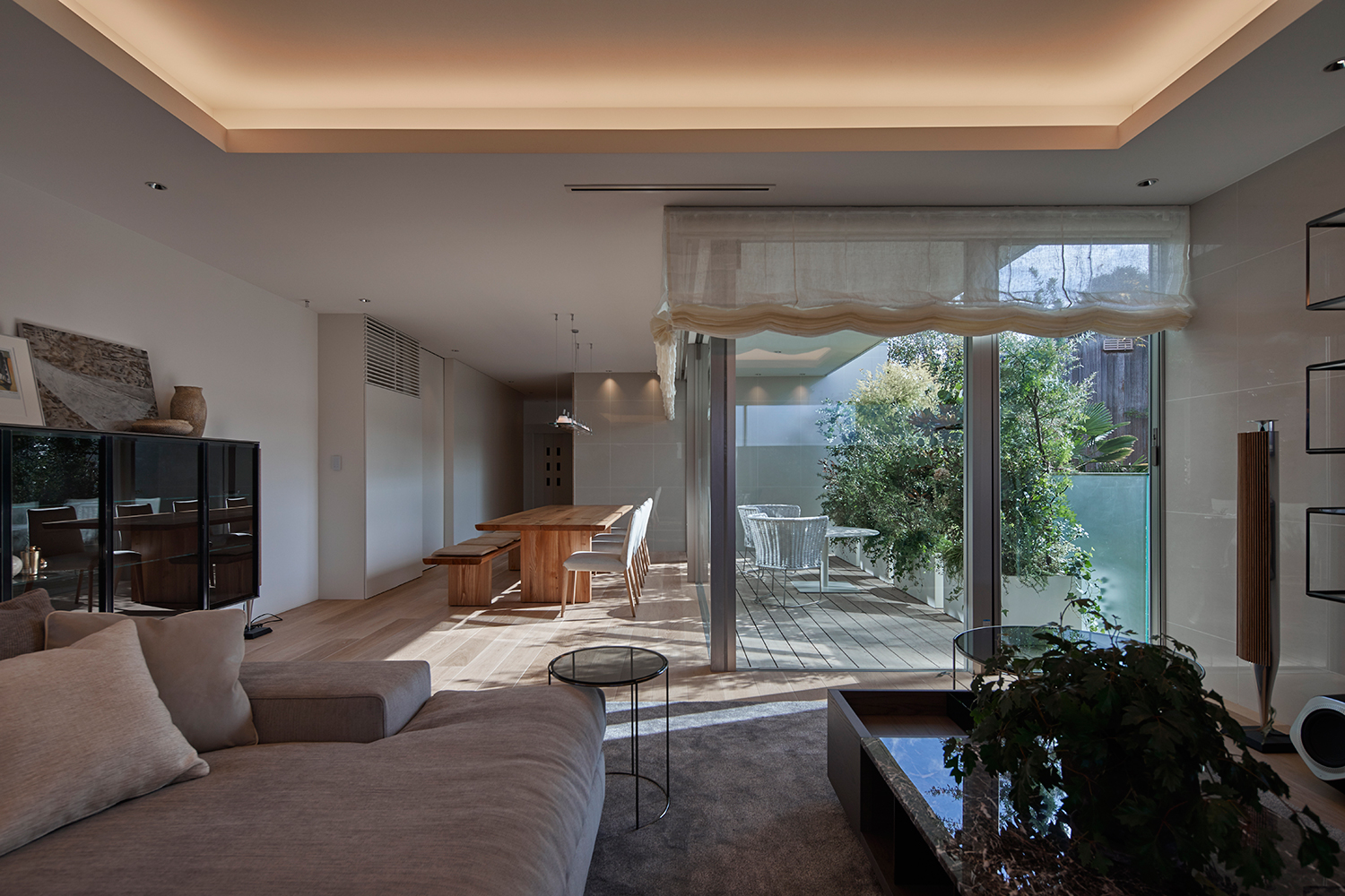 ウッドデッキのバルコニーを囲むように窓が取り付けられたLDK・デザイン住宅 注文住宅・デザイン住宅建築実例_『CASE632 H邸(社長の邸宅)』_LDK