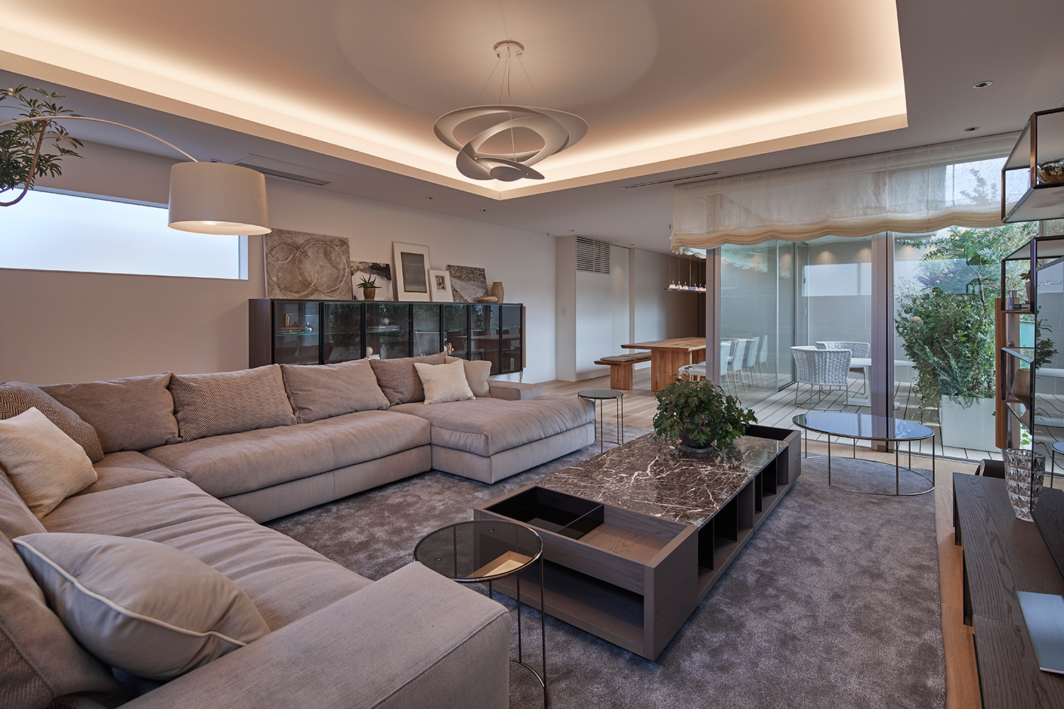 L字ソファーとカーペットとサイドテーブルがグレーで統一されたリビング・デザイン住宅 注文住宅・デザイン住宅建築実例_『CASE632 H邸(社長の邸宅)』_LDK