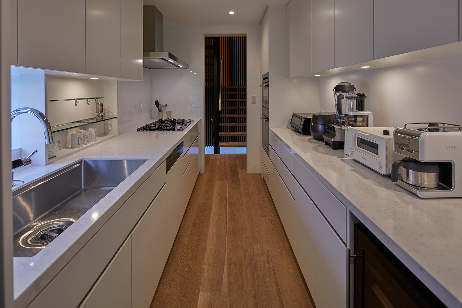 階段からすぐにアクセスが出来る白いキッチン・デザイン住宅 注文住宅・デザイン住宅建築実例_『CASE632 H邸(社長の邸宅)』_キッチン