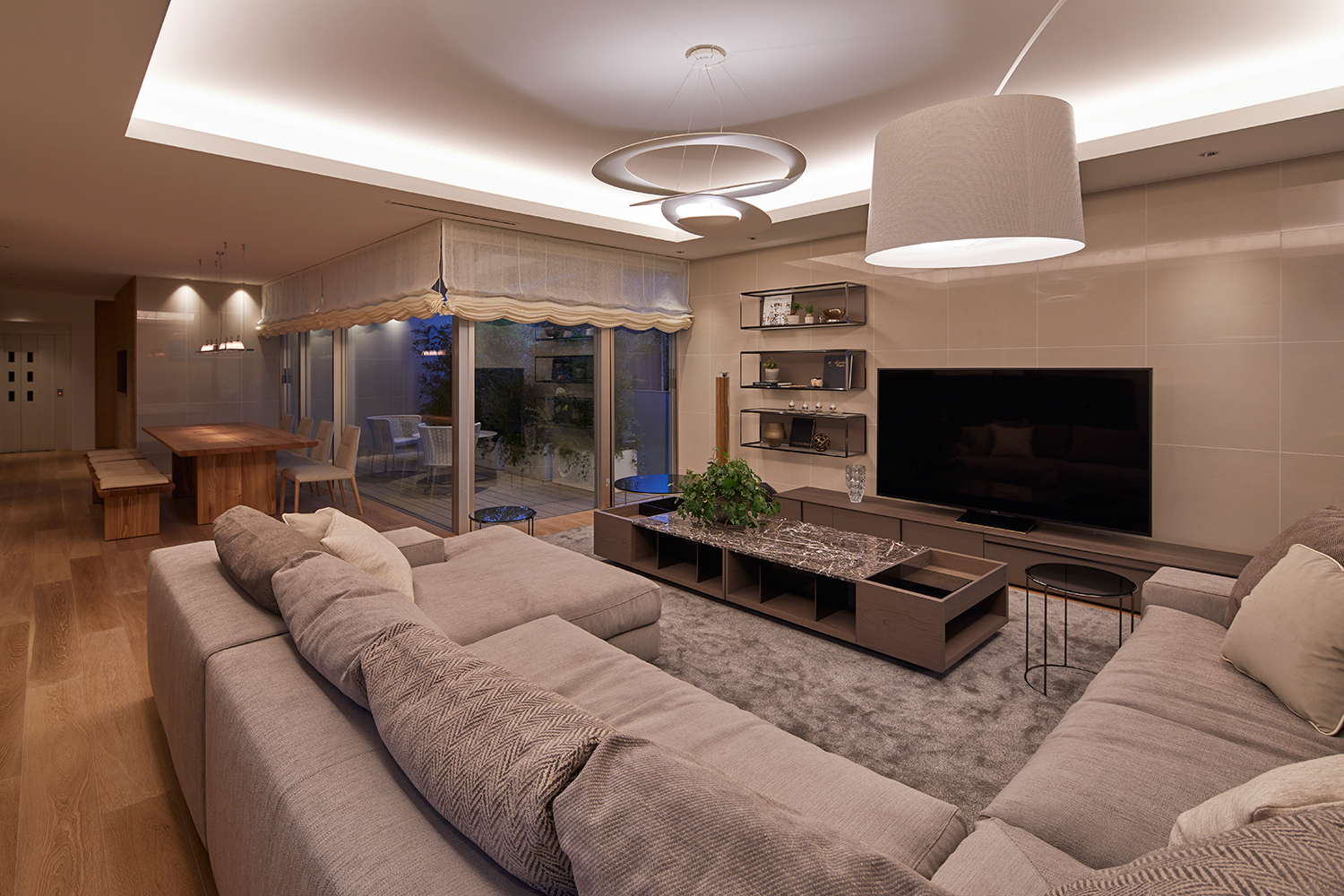 リビングからダイニングやバルコニーが見渡せる様子・デザイン住宅 注文住宅・デザイン住宅建築実例_『CASE632 H邸(社長の邸宅)』_LDK