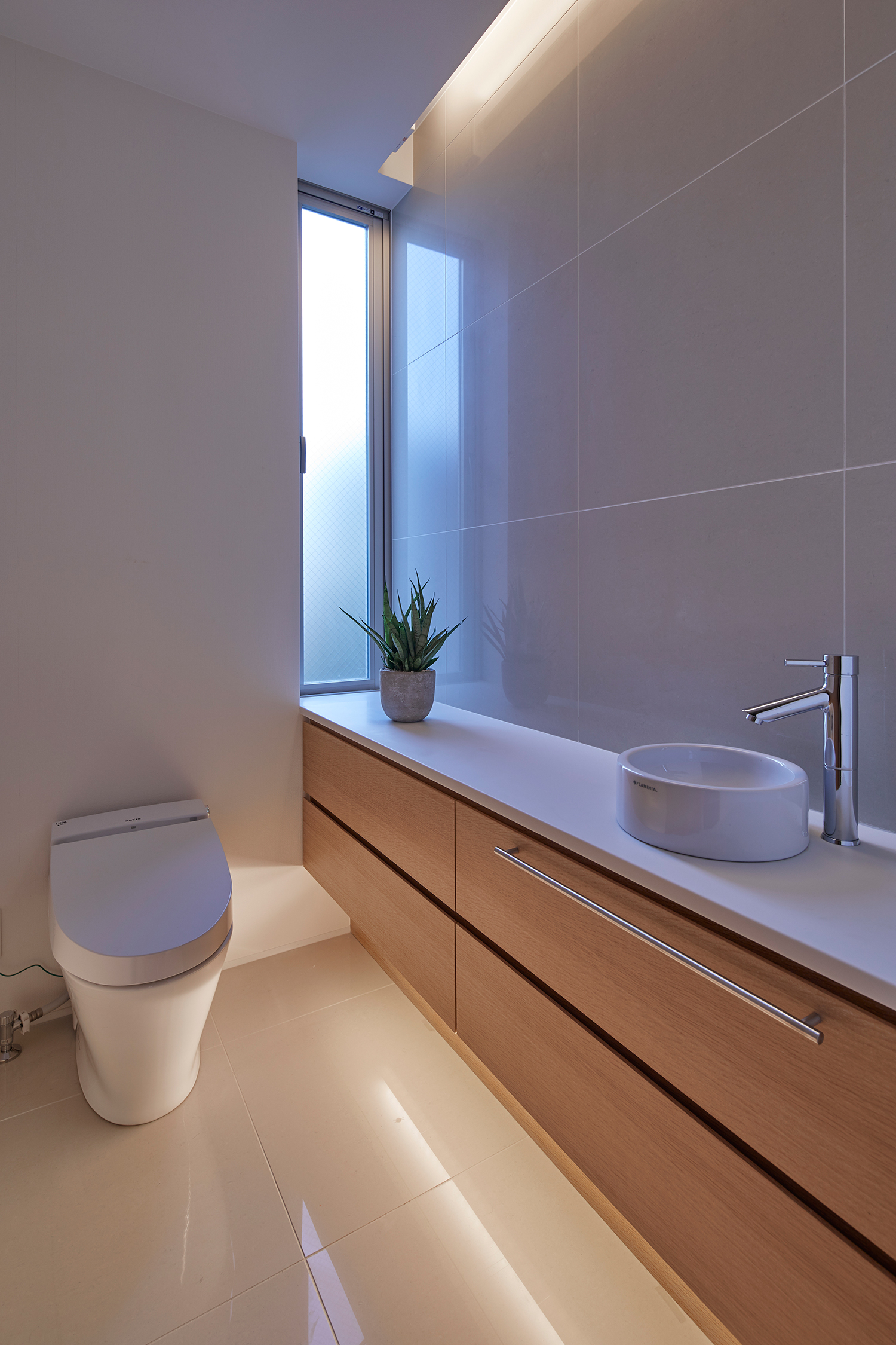 手洗いカウンター付きの、スリット窓から光がはいる明るいトイレ・デザイン住宅 注文住宅・デザイン住宅建築実例_『CASE632 H邸(社長の邸宅)』_トイレ