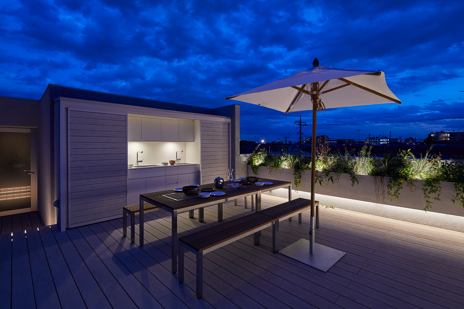 キッチンとベンチとテーブルが置かれたルーフバルコニー・デザイン住宅 注文住宅・デザイン住宅建築実例_『CASE632 H邸(社長の邸宅)』_テラス・バルコニー