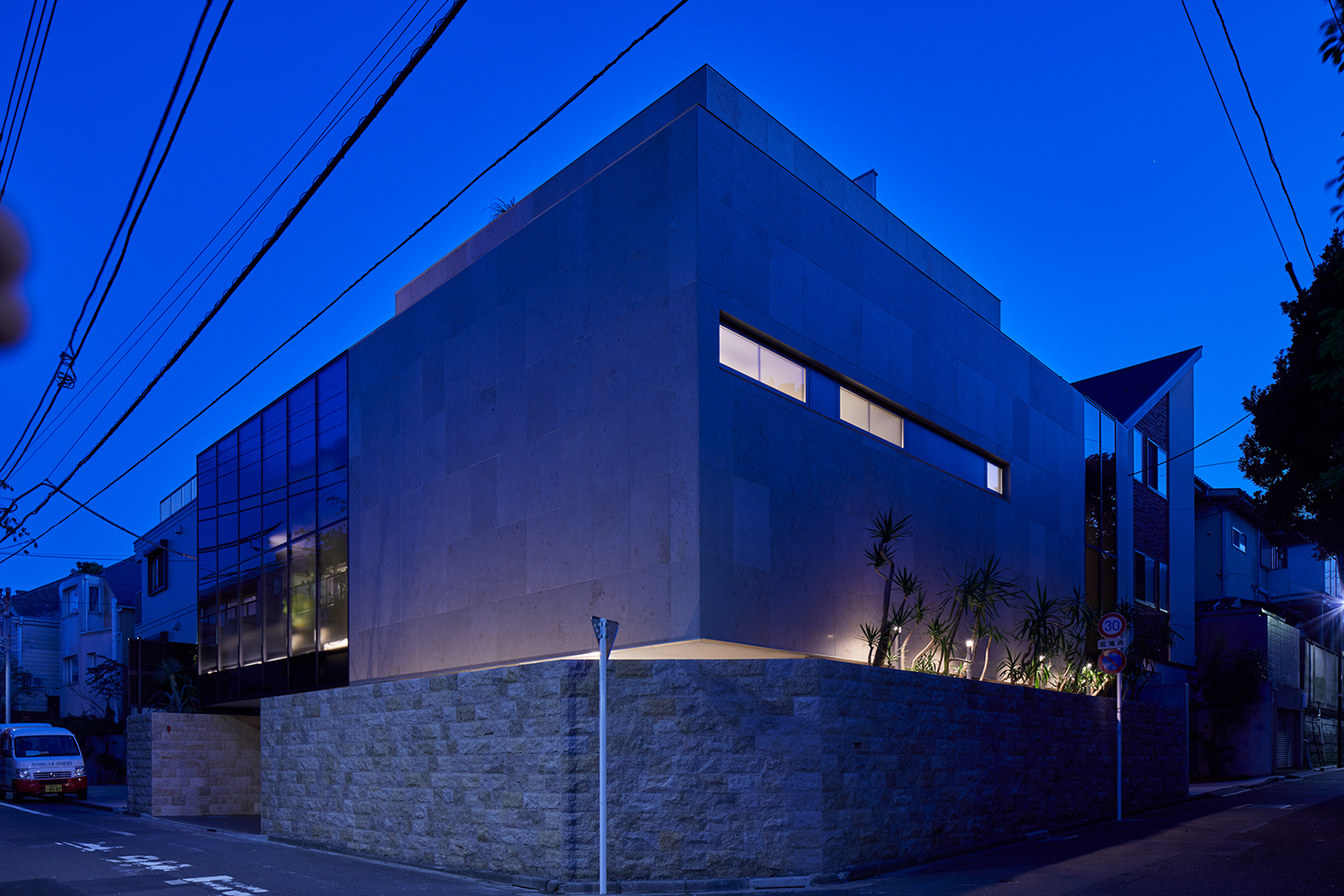 屋外照明によって外観が照らされる住宅を斜めから見た様子・デザイン住宅 注文住宅・デザイン住宅建築実例_『CASE678 K邸(社長の邸宅)』_外観