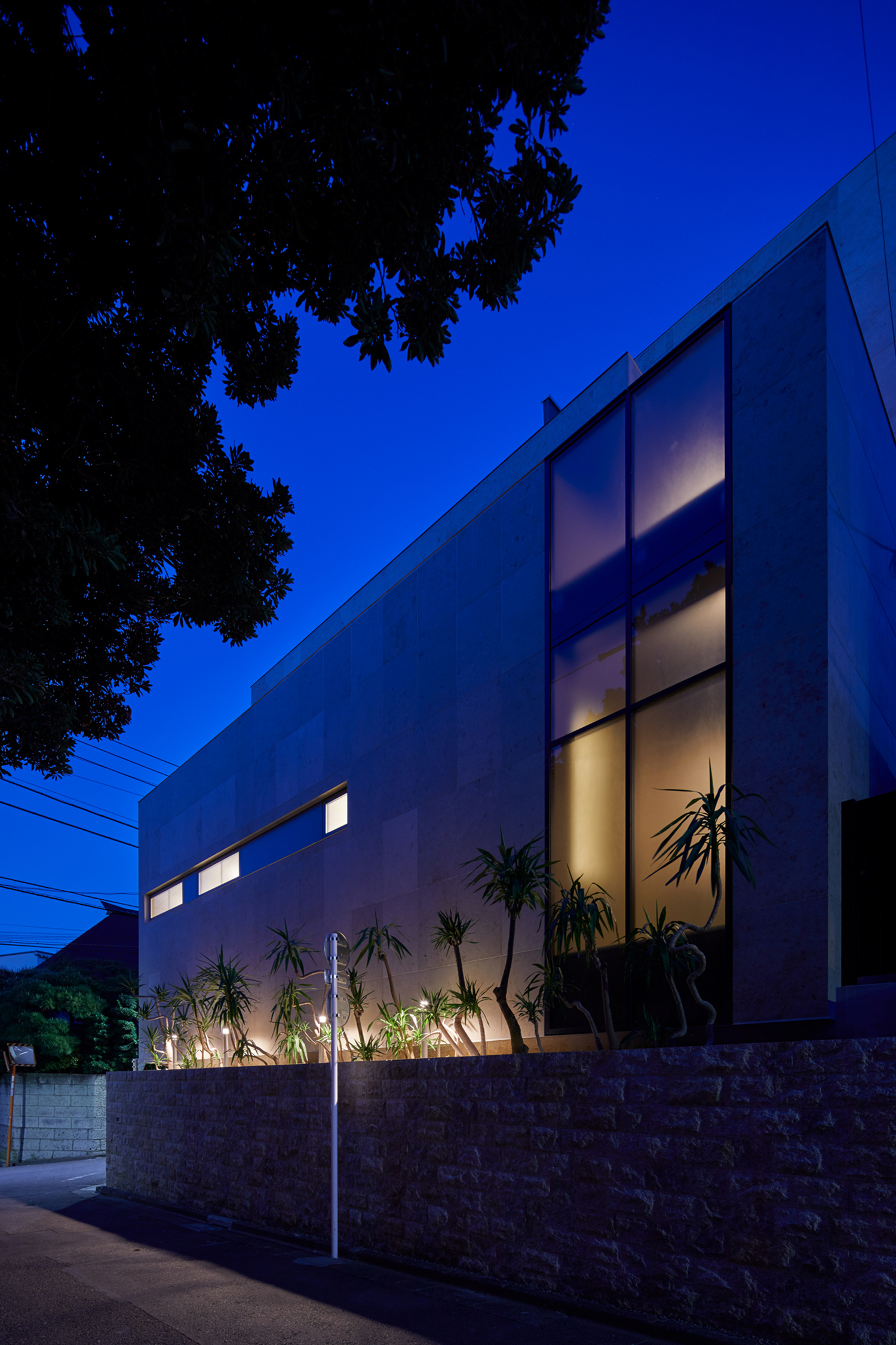 住宅を囲む植栽が照明で照らされている様子・デザイン住宅 注文住宅・デザイン住宅建築実例_『CASE678 K邸(社長の邸宅)』_外観