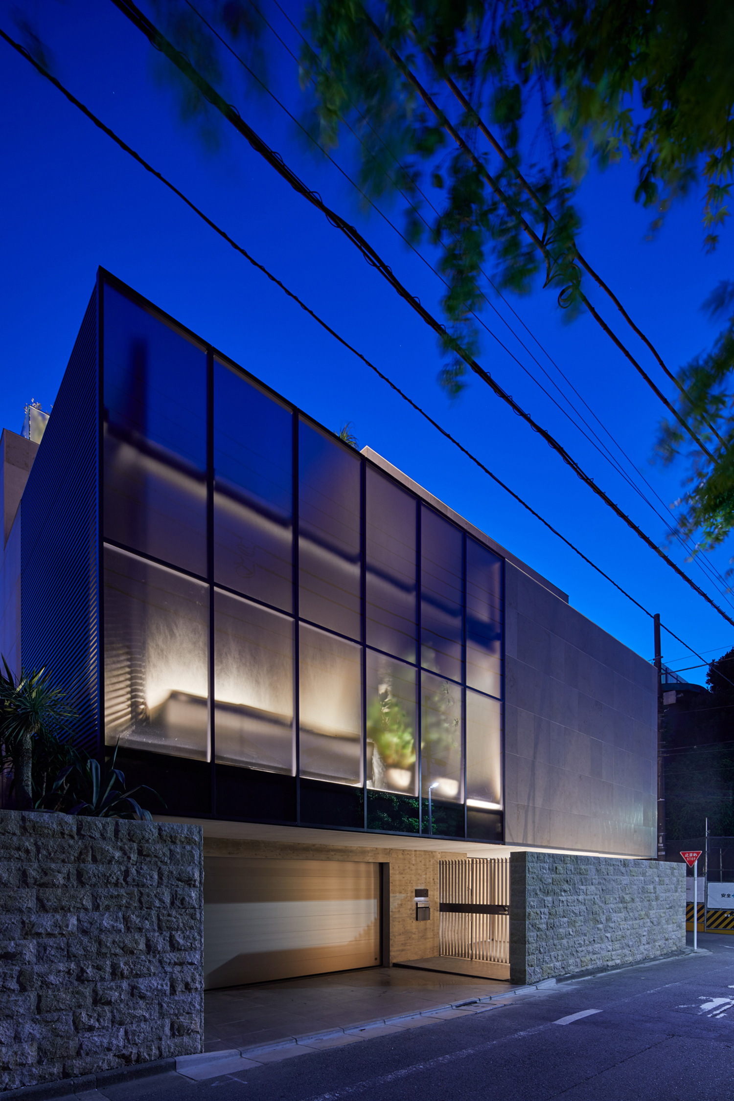 フロントサッシから室内の様子が見える住宅・デザイン住宅 注文住宅・デザイン住宅建築実例_『CASE678 K邸(社長の邸宅)』_外観